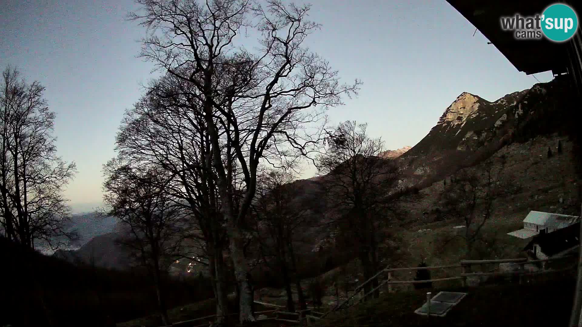 Koča na Planini Razor spletna kamera (1315) | Pogled na Tolminski Migovec