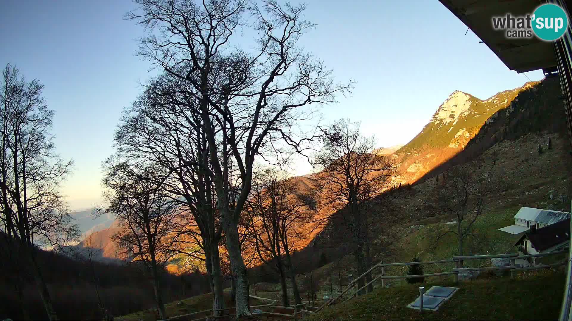 Koča na Planini Razor spletna kamera (1315) | Pogled na Tolminski Migovec