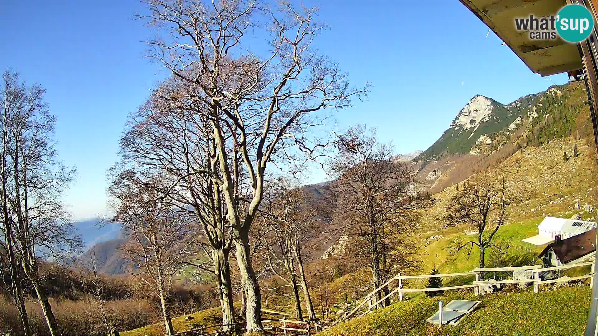 Koča na Planini Razor spletna kamera (1315) | Pogled na Tolminski Migovec