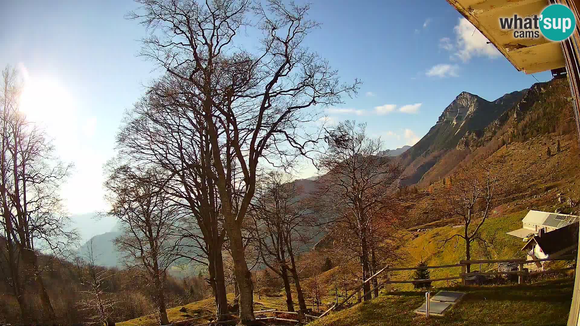 Cámara en vivo de la cabaña de montaña Planina Razor (1315) | vista hacia Tolminski Migovec