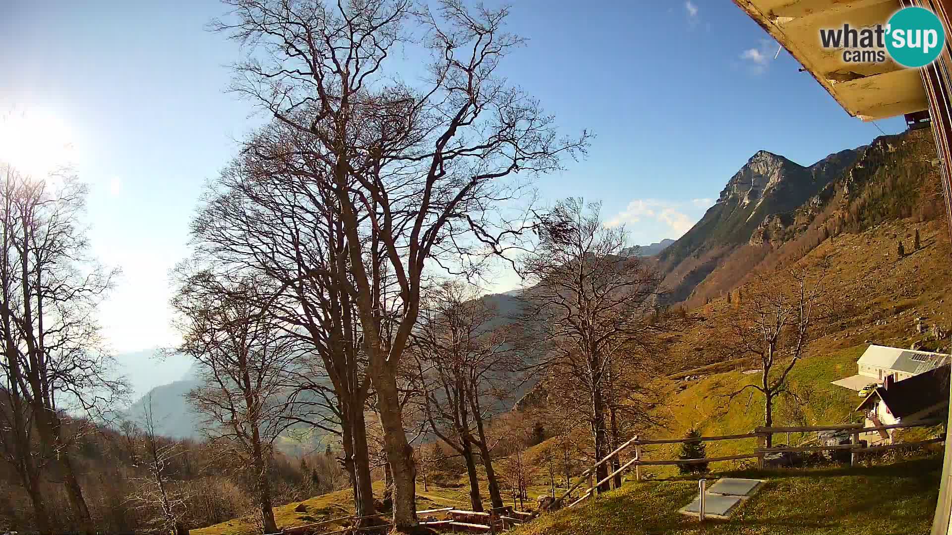 Koča na Planini Razor spletna kamera (1315) | Pogled na Tolminski Migovec