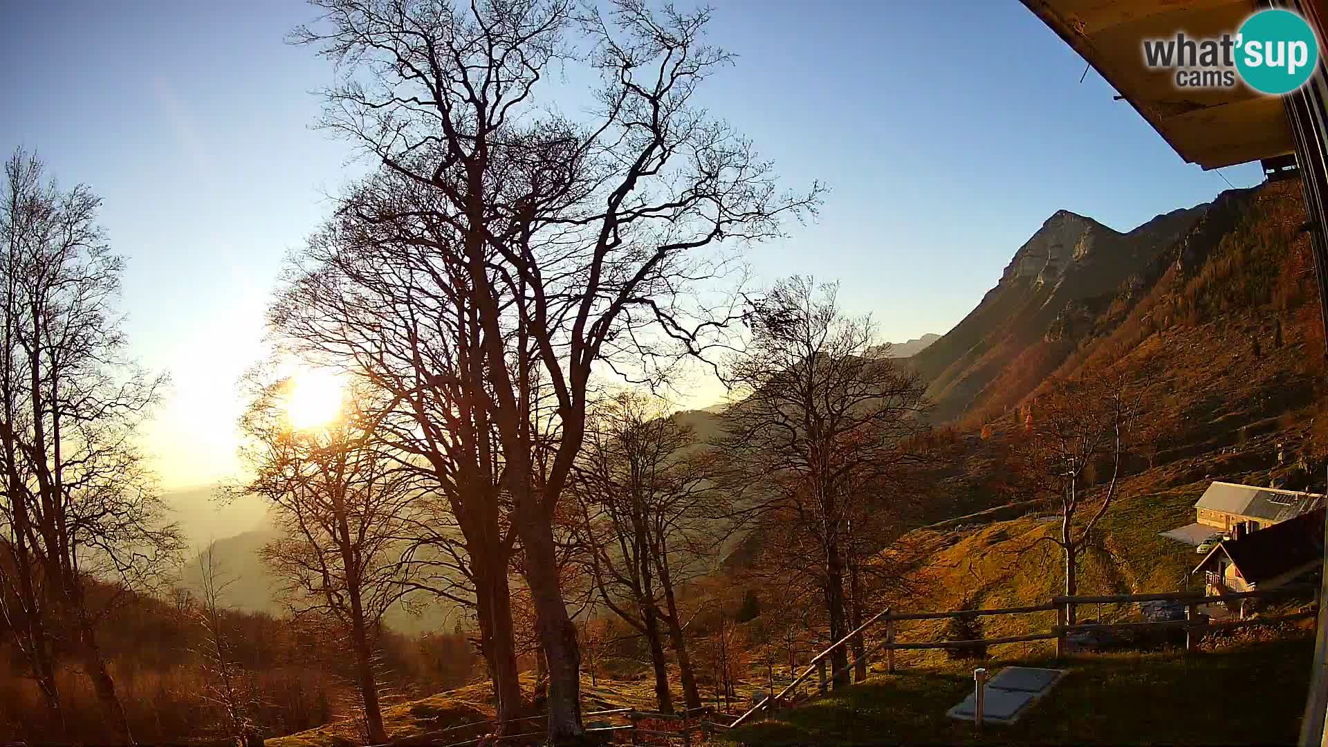 Cámara en vivo de la cabaña de montaña Planina Razor (1315) | vista hacia Tolminski Migovec