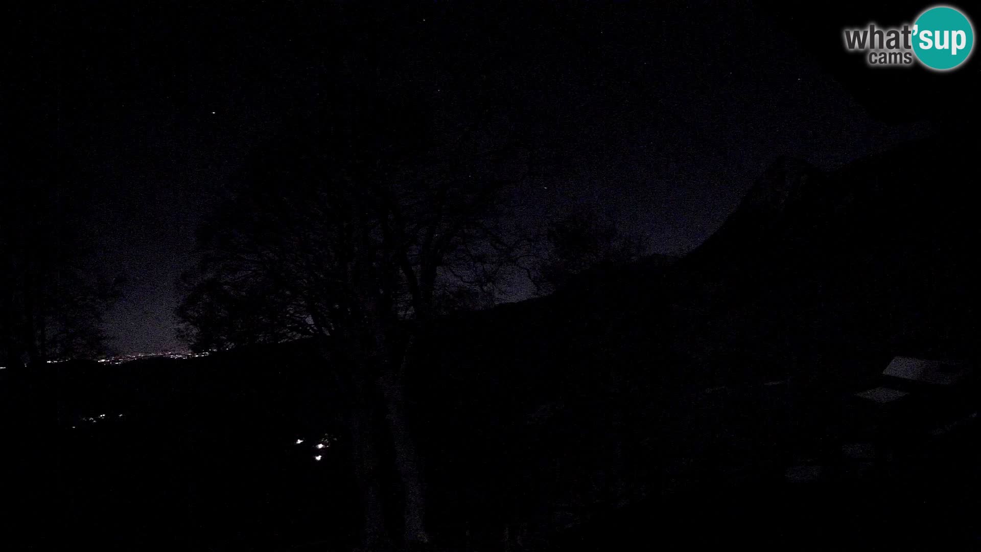 Cámara en vivo de la cabaña de montaña Planina Razor (1315) | vista hacia Tolminski Migovec