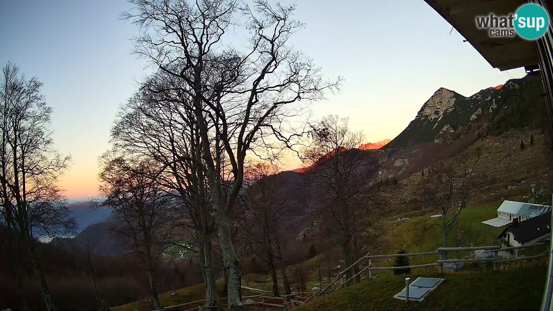 Baita di montagna Planina Razor webcam (1315) | vista su Tolminski Migovec