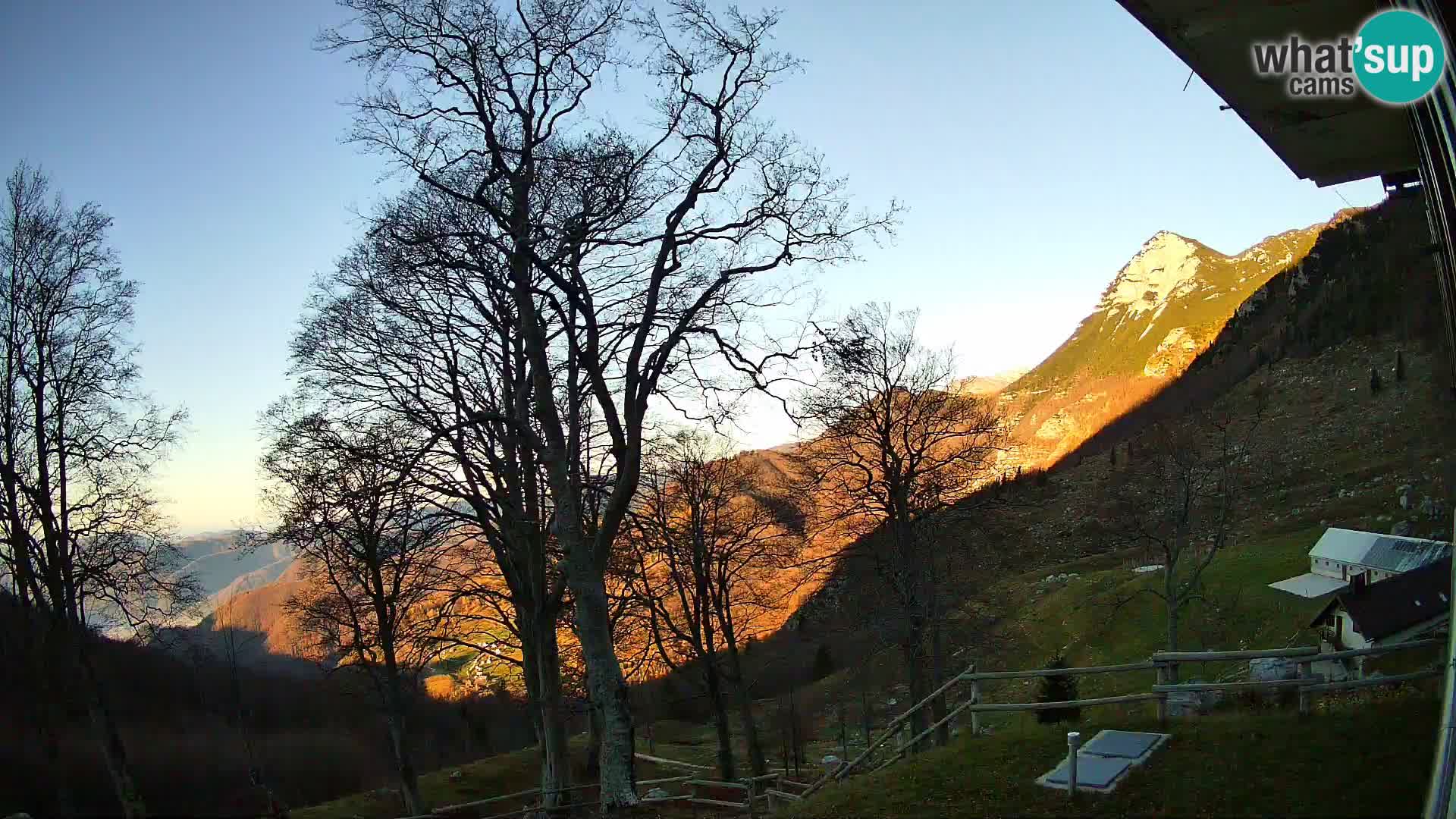 Koča na Planini Razor spletna kamera (1315) | Pogled na Tolminski Migovec