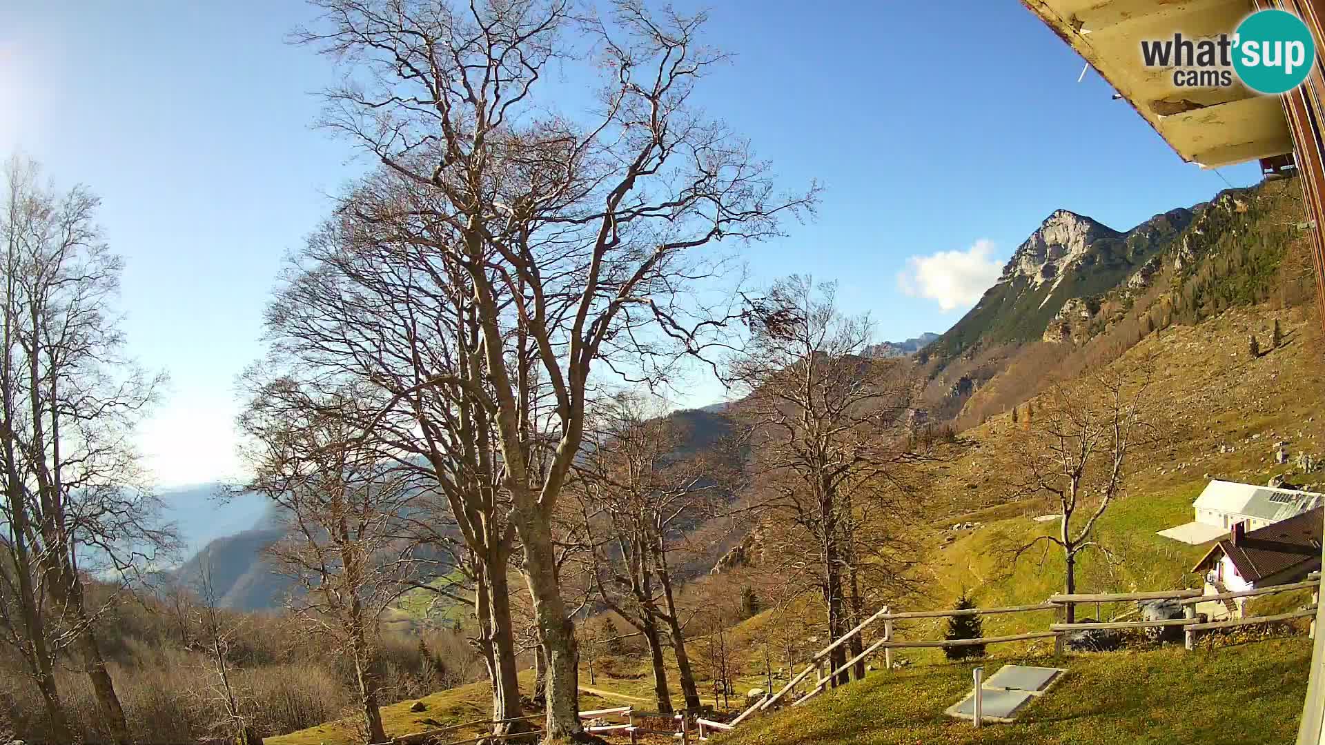Koča na Planini Razor spletna kamera (1315) | Pogled na Tolminski Migovec