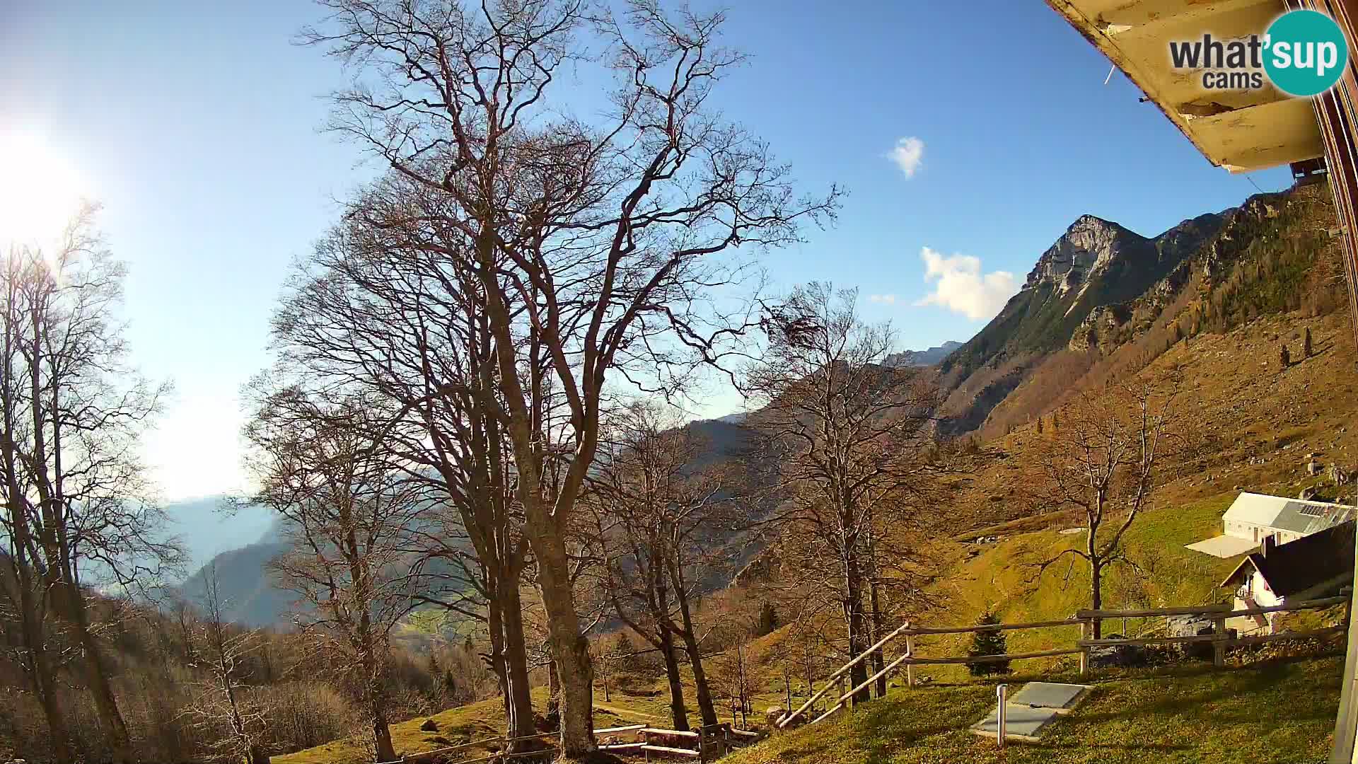 Cámara en vivo de la cabaña de montaña Planina Razor (1315) | vista hacia Tolminski Migovec