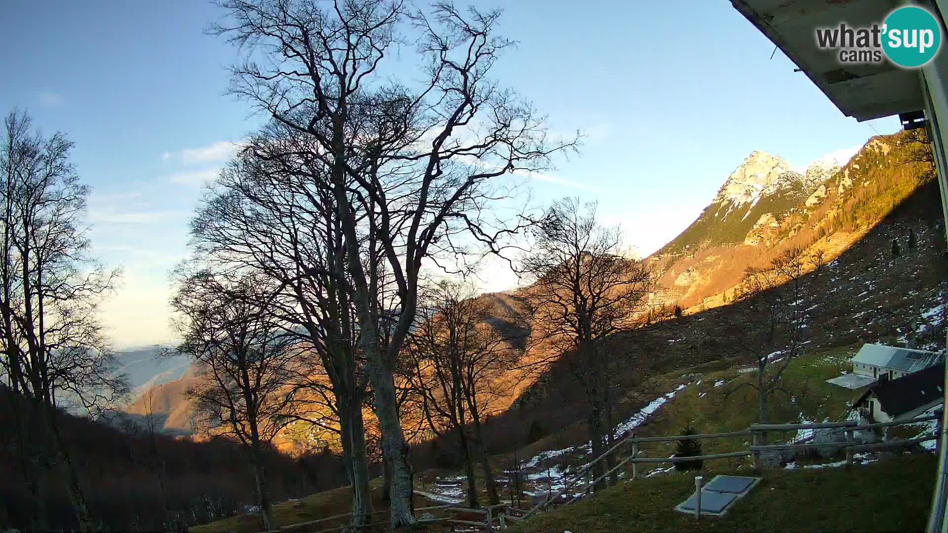 Cámara en vivo de la cabaña de montaña Planina Razor (1315) | vista hacia Tolminski Migovec