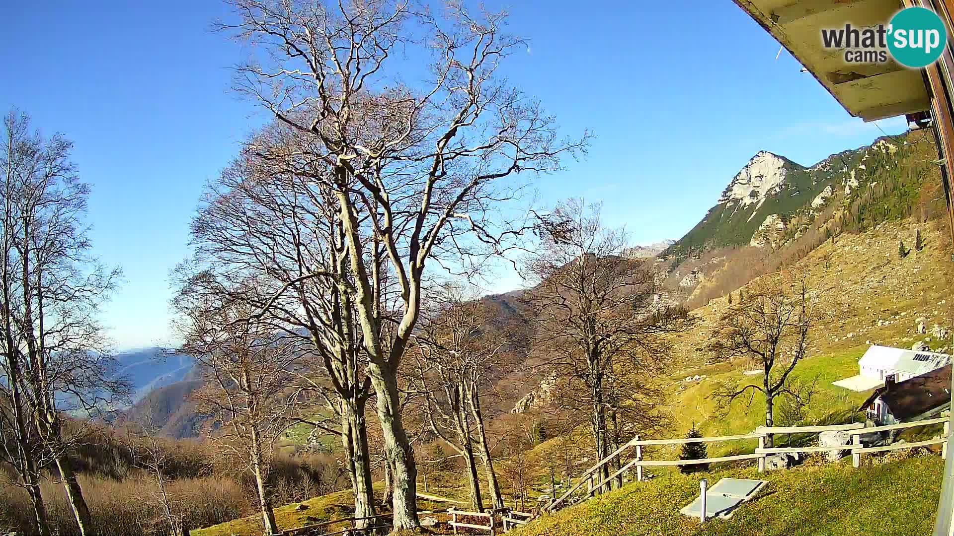 Baita di montagna Planina Razor webcam (1315) | vista su Tolminski Migovec