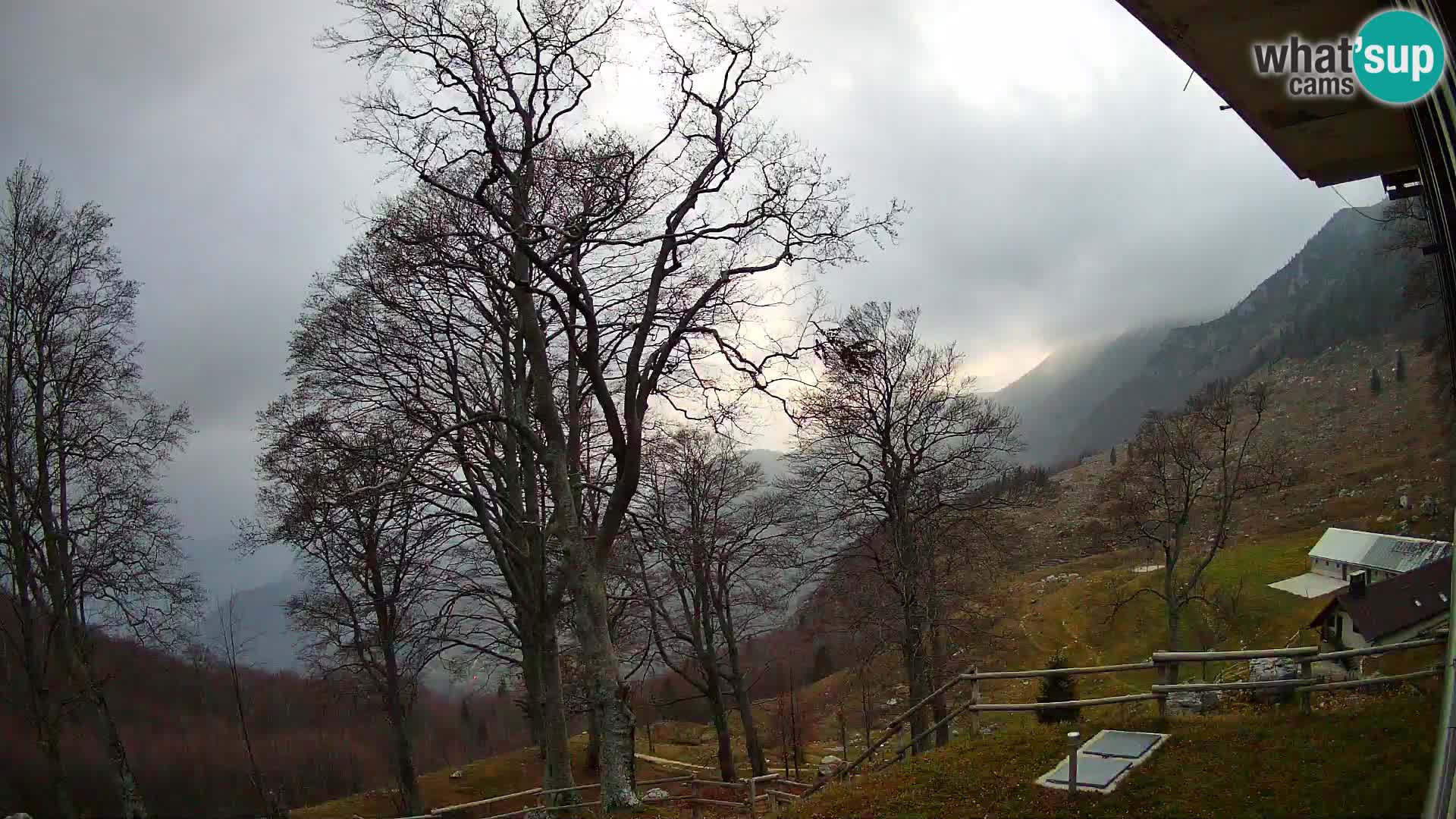 Cámara en vivo de la cabaña de montaña Planina Razor (1315) | vista hacia Tolminski Migovec