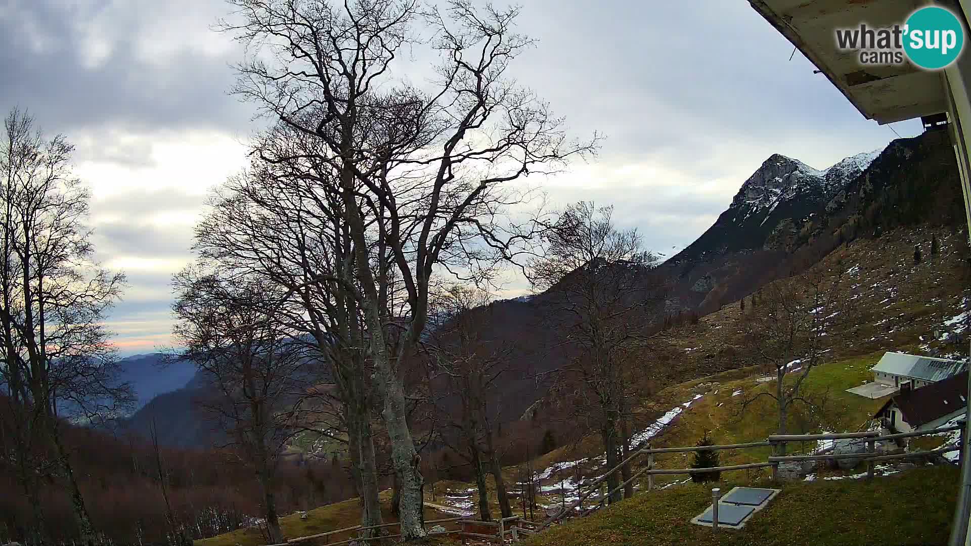 Cámara en vivo de la cabaña de montaña Planina Razor (1315) | vista hacia Tolminski Migovec