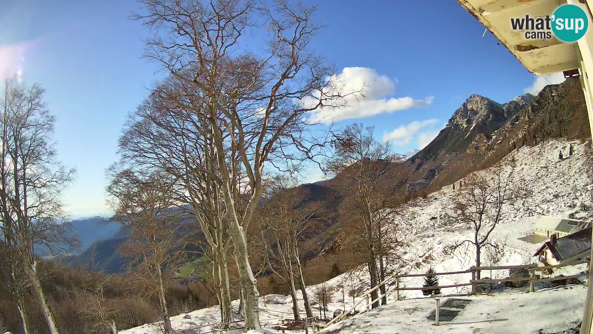 Cámara en vivo de la cabaña de montaña Planina Razor (1315) | vista hacia Tolminski Migovec