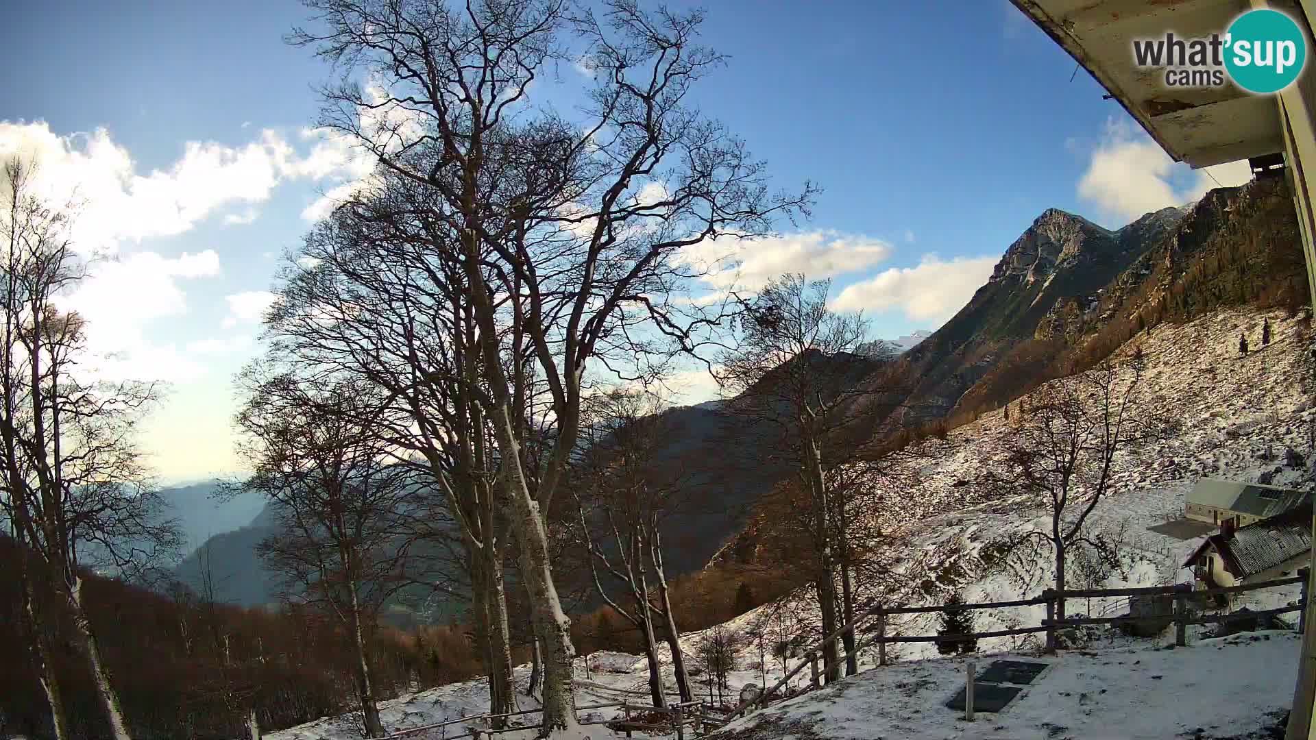 Cámara en vivo de la cabaña de montaña Planina Razor (1315) | vista hacia Tolminski Migovec