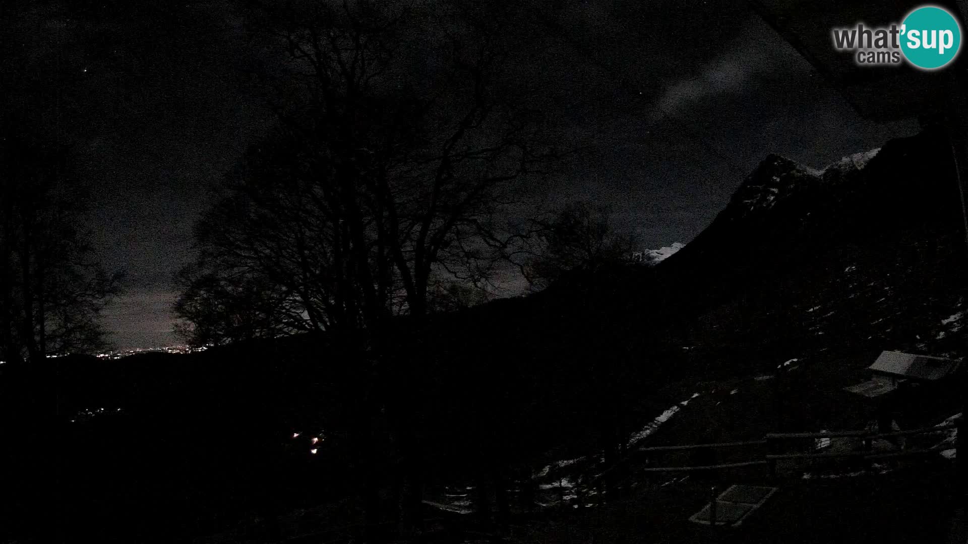 Koča na Planini Razor spletna kamera (1315) | Pogled na Tolminski Migovec