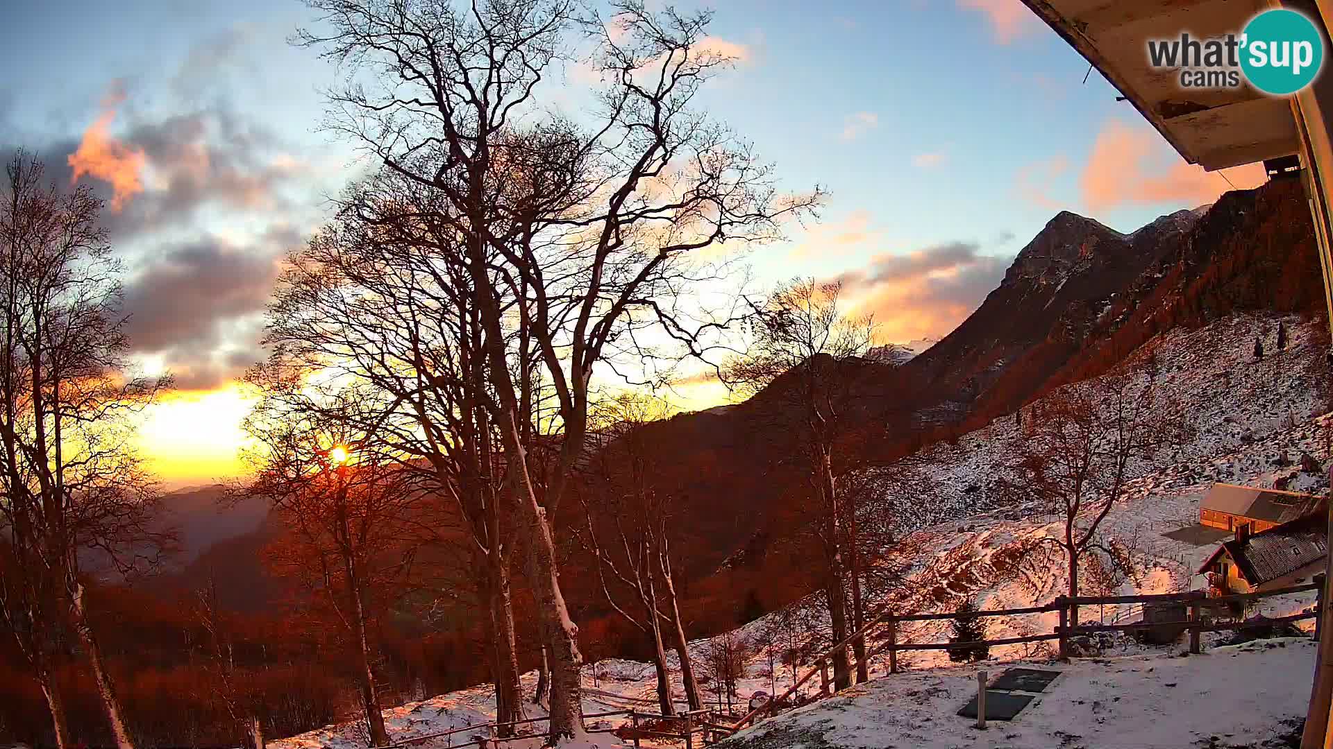 Cámara en vivo de la cabaña de montaña Planina Razor (1315) | vista hacia Tolminski Migovec