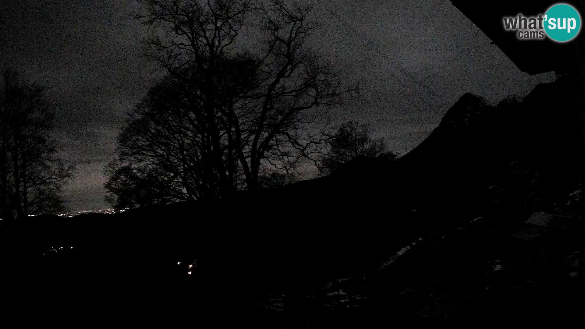 Cámara en vivo de la cabaña de montaña Planina Razor (1315) | vista hacia Tolminski Migovec