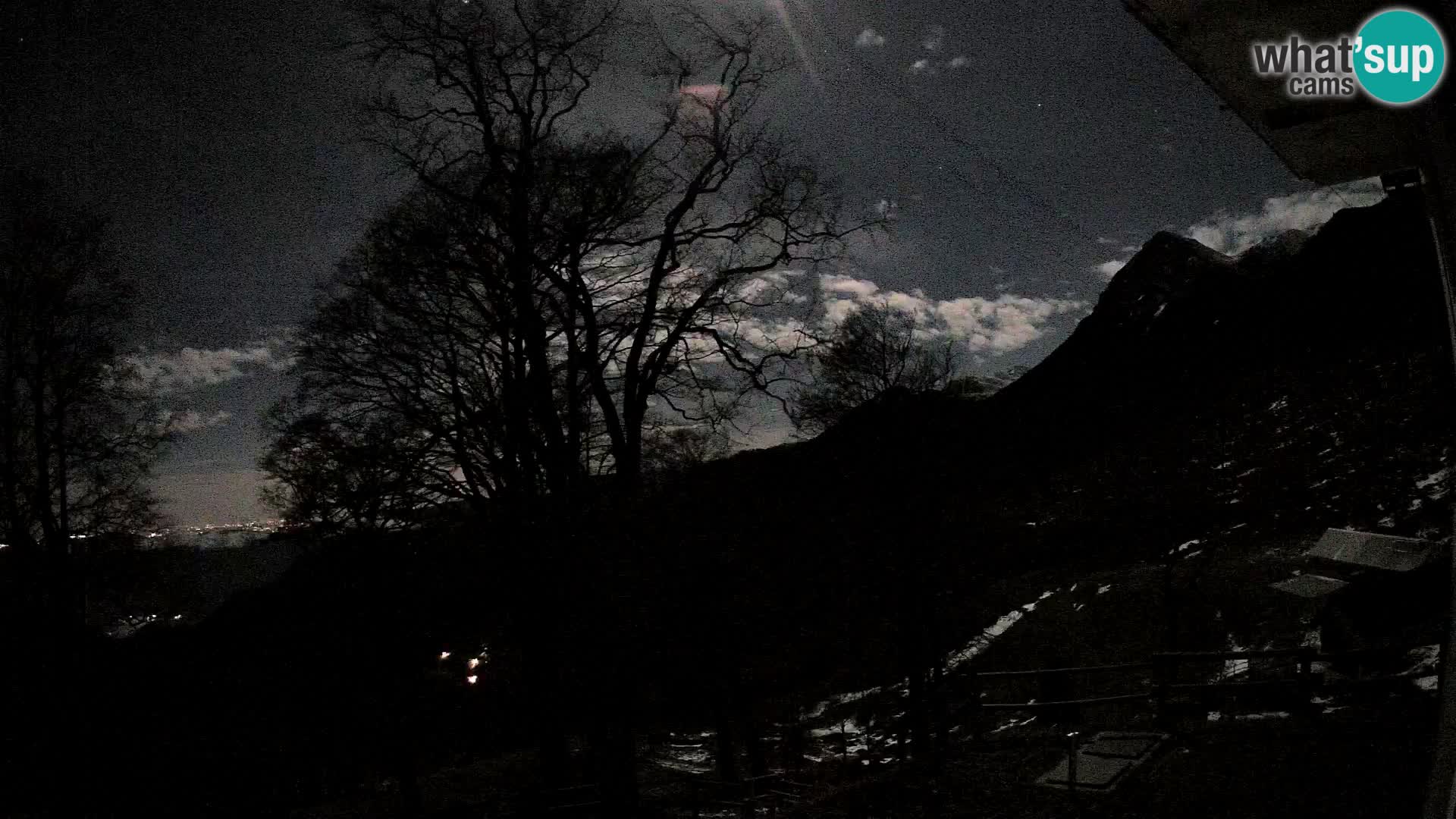 Koča na Planini Razor spletna kamera (1315) | Pogled na Tolminski Migovec