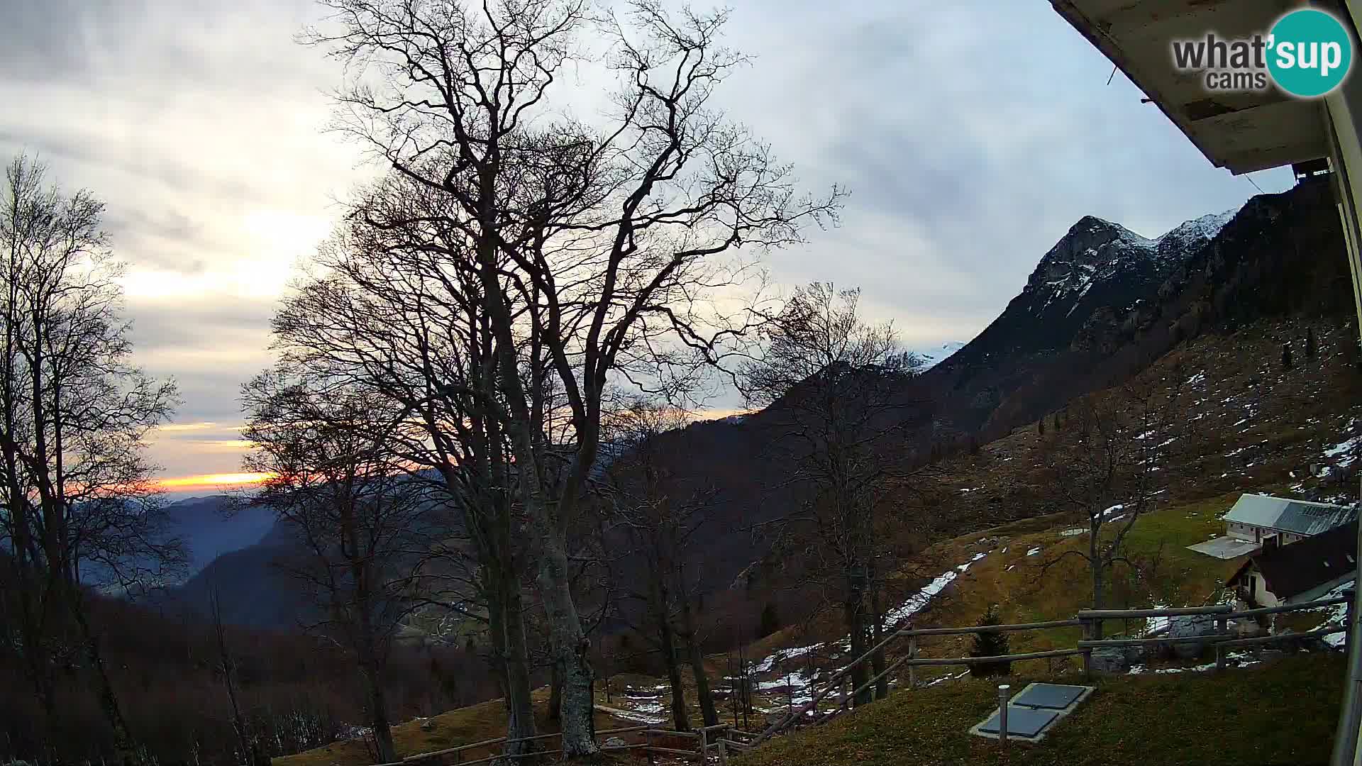 Baita di montagna Planina Razor webcam (1315) | vista su Tolminski Migovec