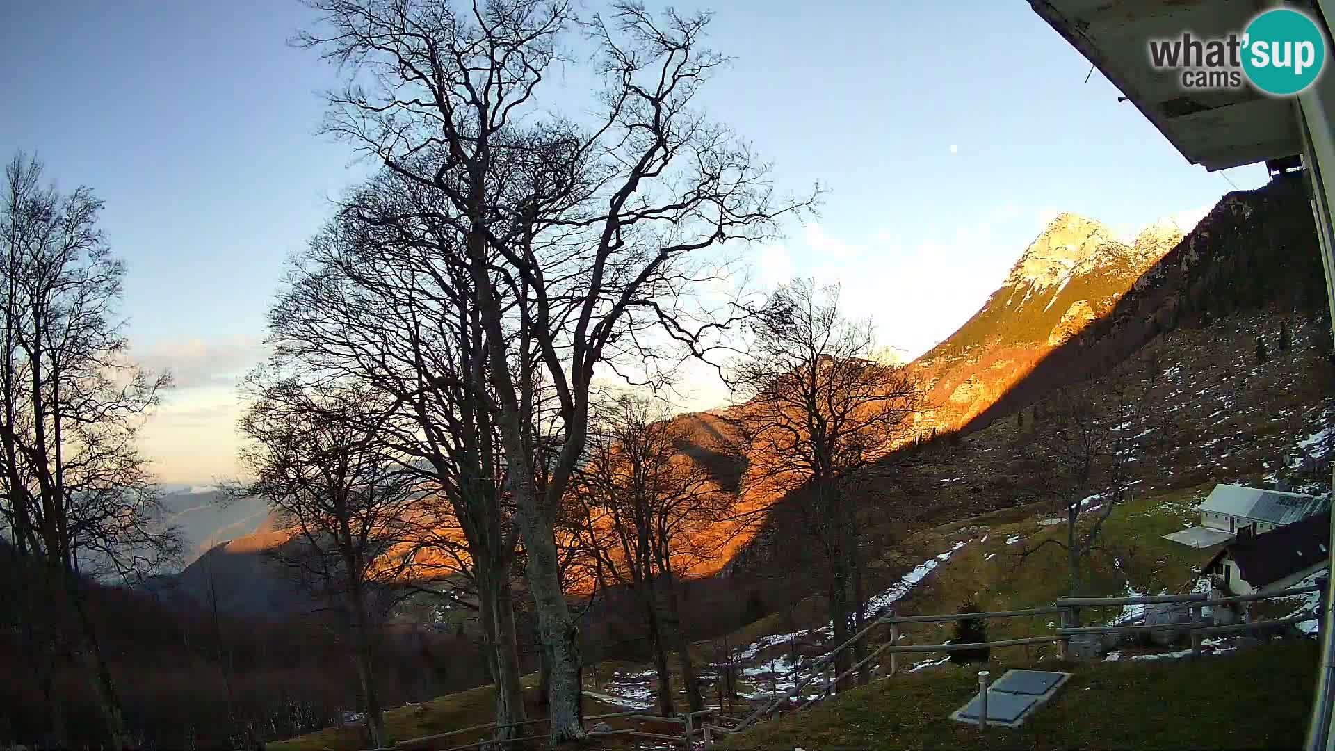 Cámara en vivo de la cabaña de montaña Planina Razor (1315) | vista hacia Tolminski Migovec