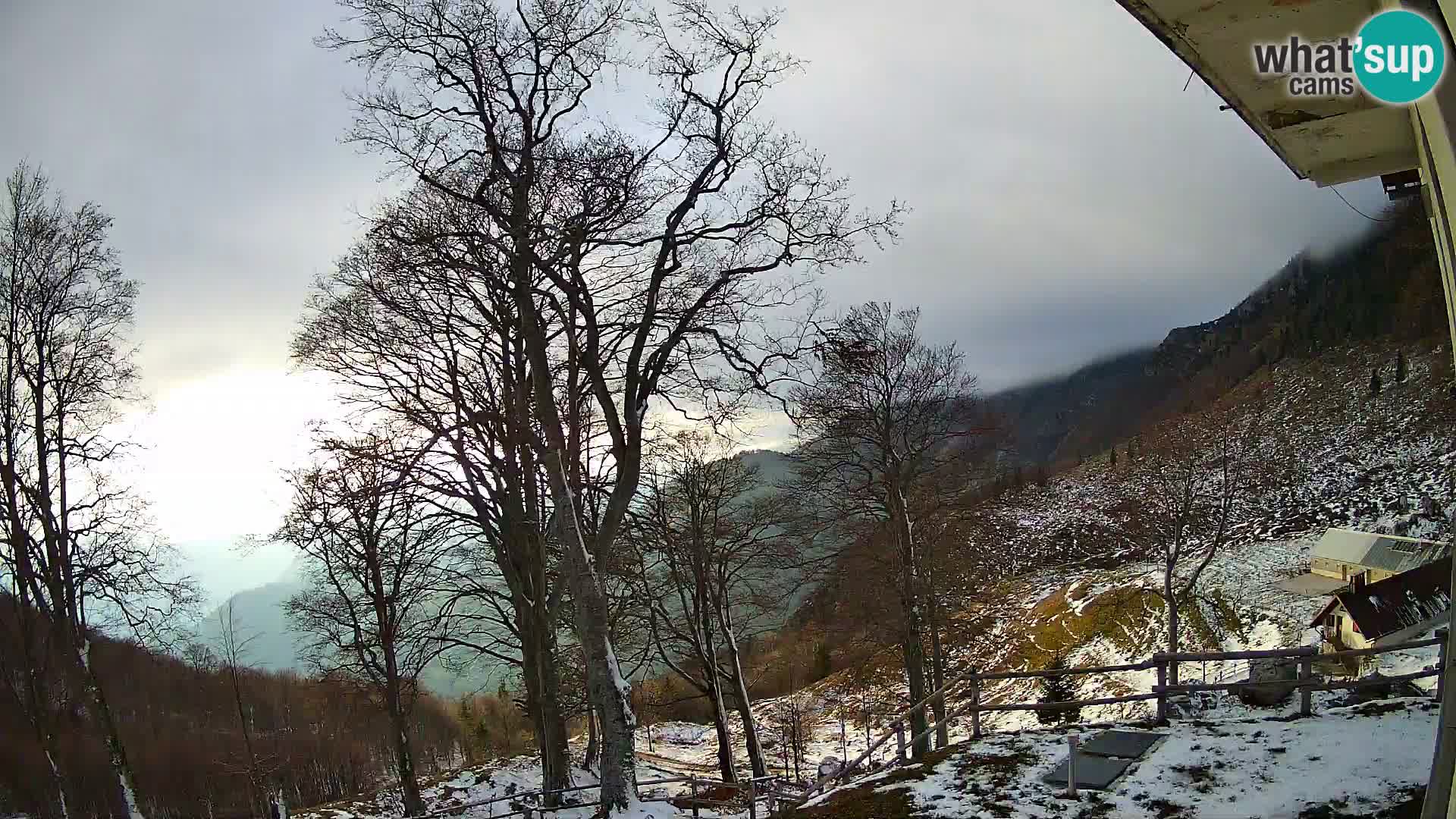 Cámara en vivo de la cabaña de montaña Planina Razor (1315) | vista hacia Tolminski Migovec