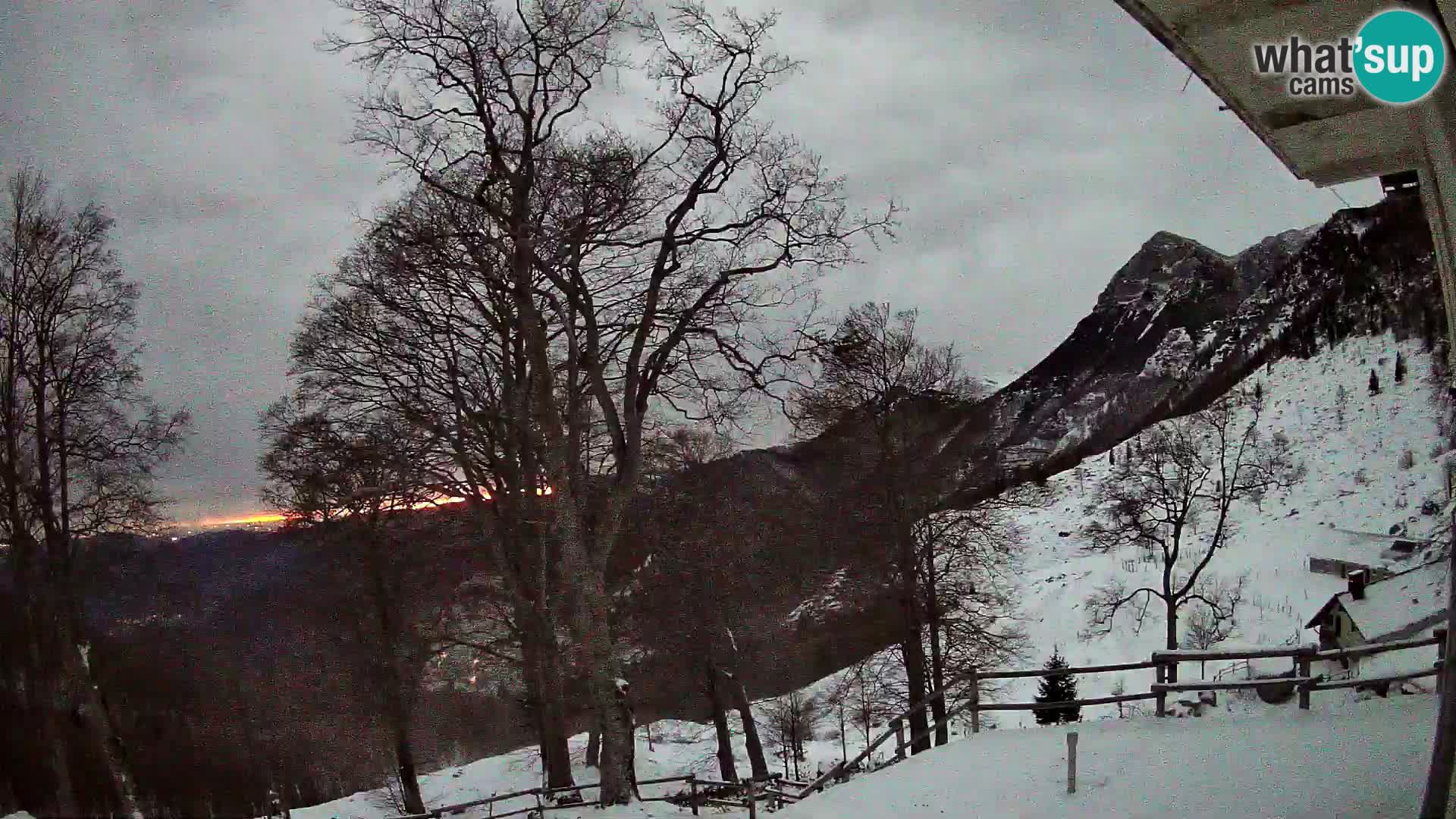 Koča na Planini Razor spletna kamera (1315) | Pogled na Tolminski Migovec