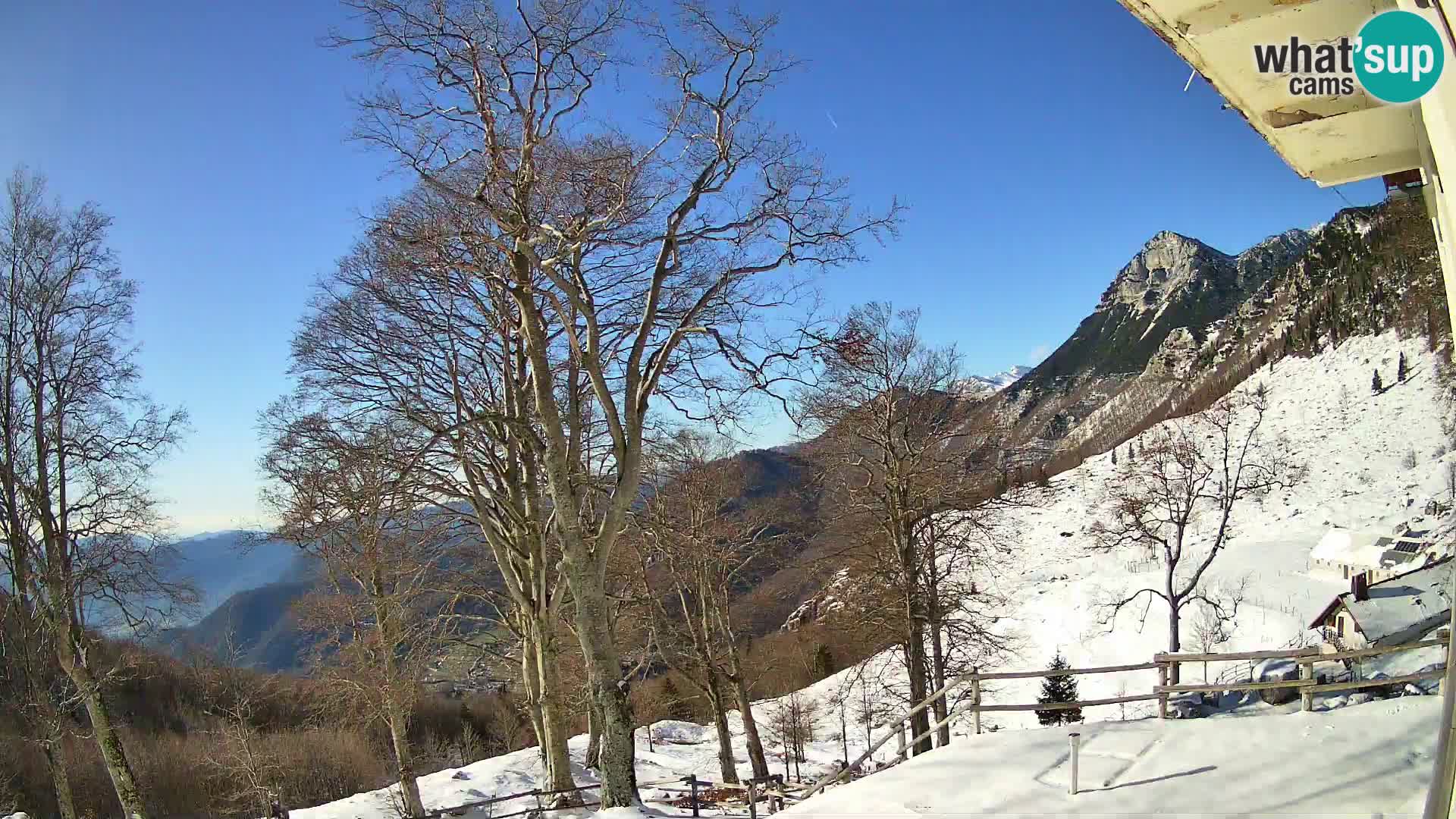 Koča na Planini Razor spletna kamera (1315) | Pogled na Tolminski Migovec