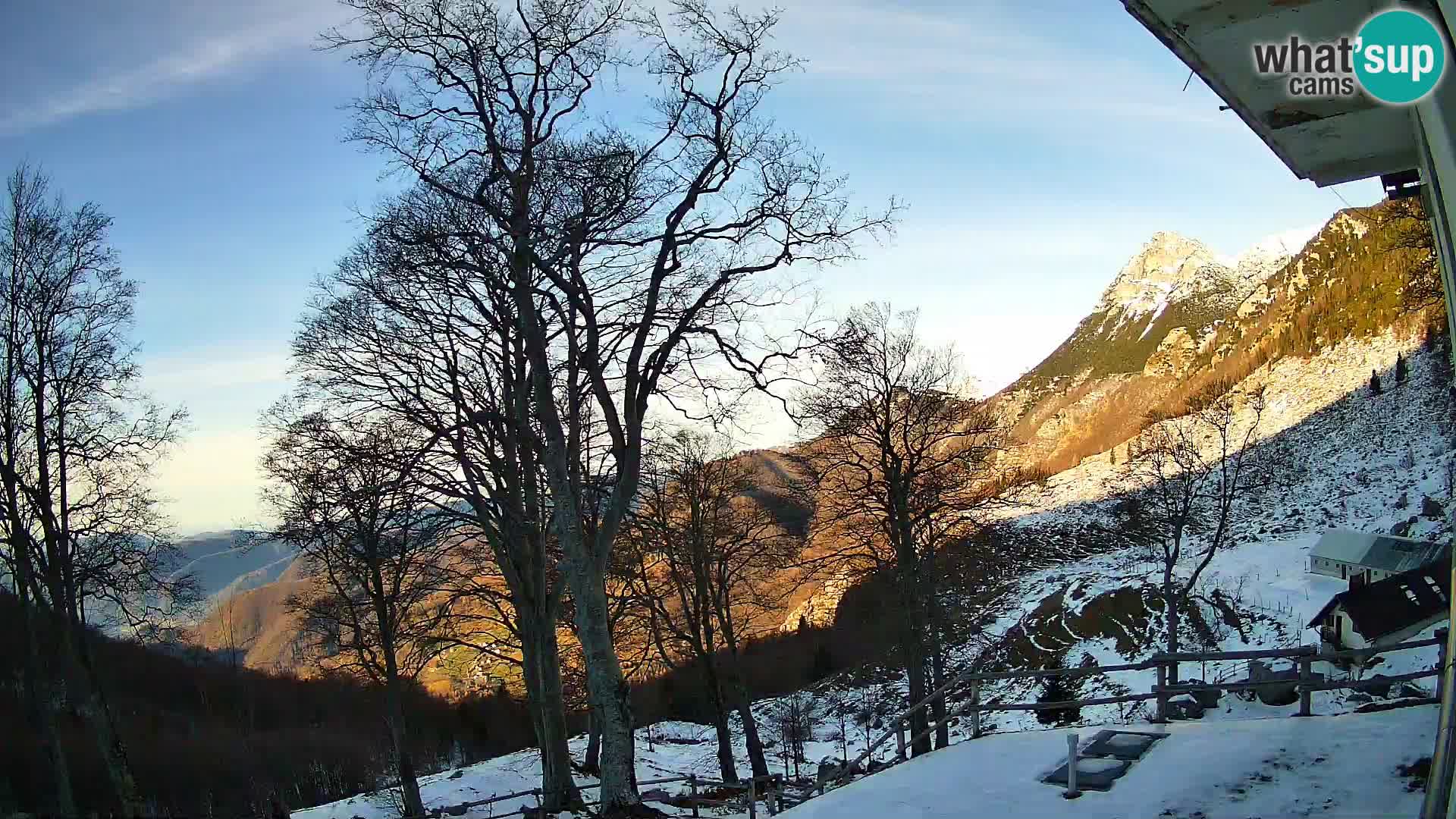Cámara en vivo de la cabaña de montaña Planina Razor (1315) | vista hacia Tolminski Migovec