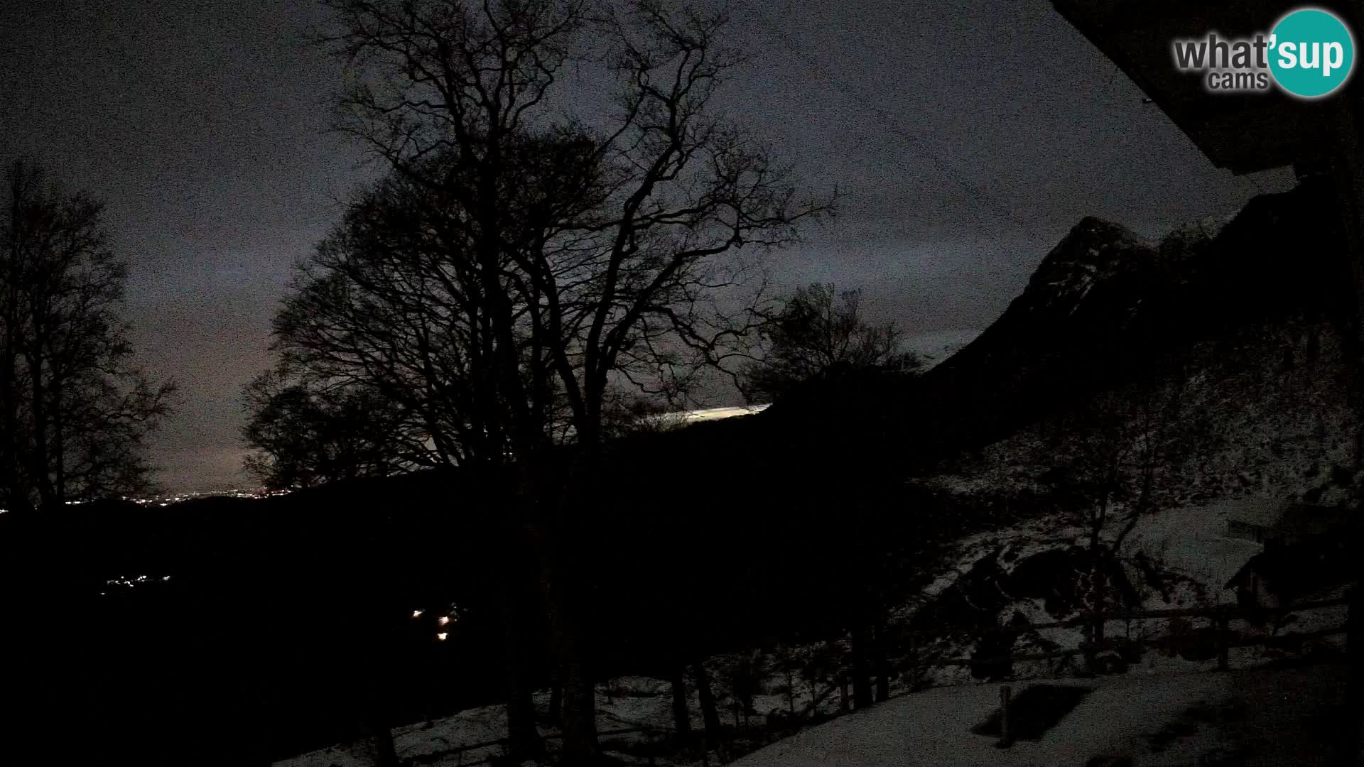 Koča na Planini Razor spletna kamera (1315) | Pogled na Tolminski Migovec