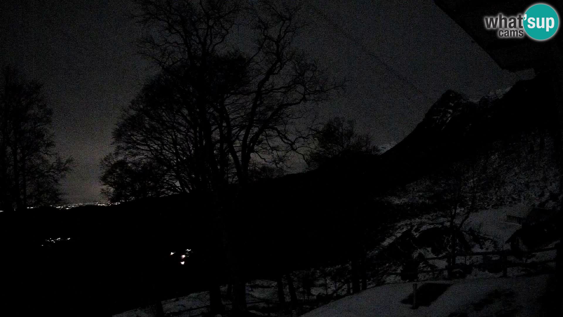 Koča na Planini Razor spletna kamera (1315) | Pogled na Tolminski Migovec