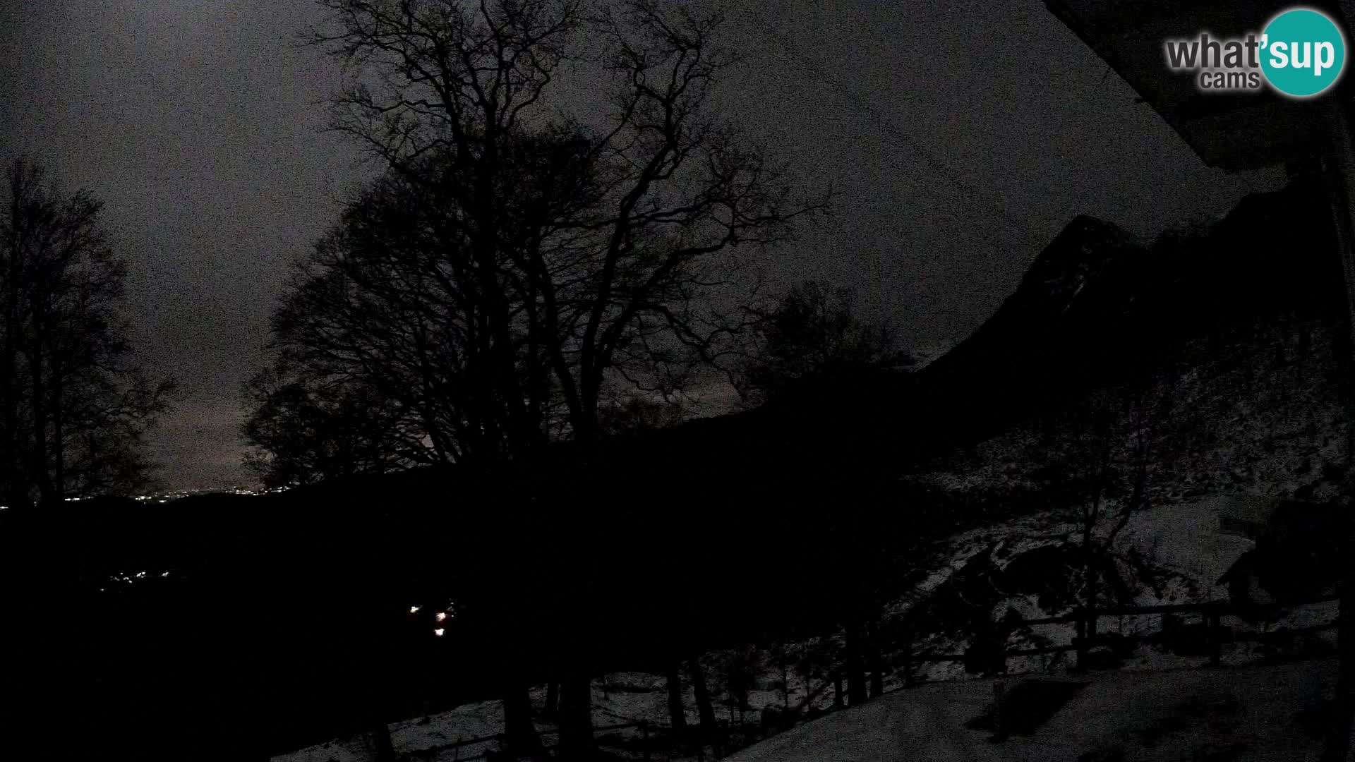 Koča na Planini Razor spletna kamera (1315) | Pogled na Tolminski Migovec