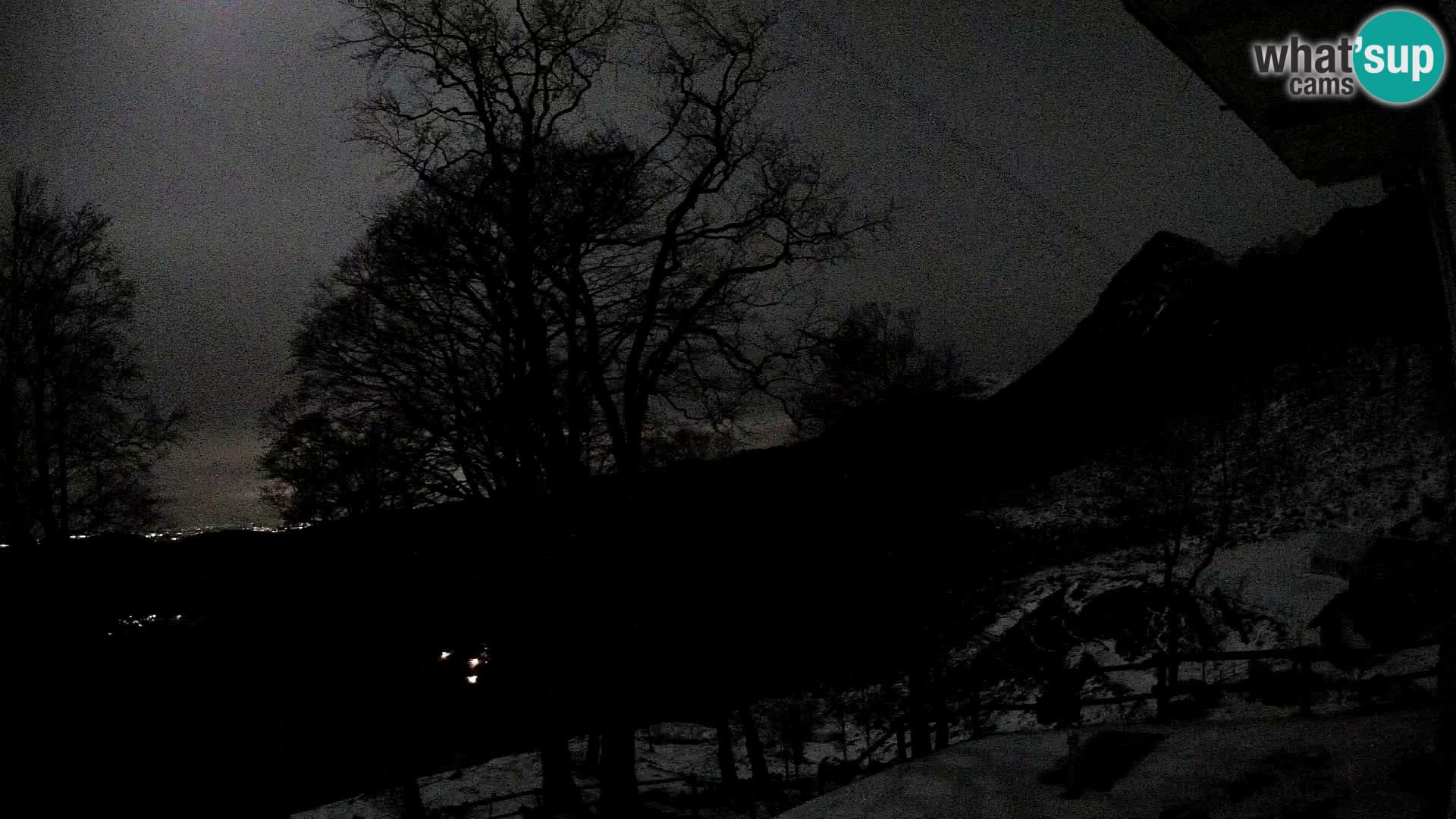 Cámara en vivo de la cabaña de montaña Planina Razor (1315) | vista hacia Tolminski Migovec