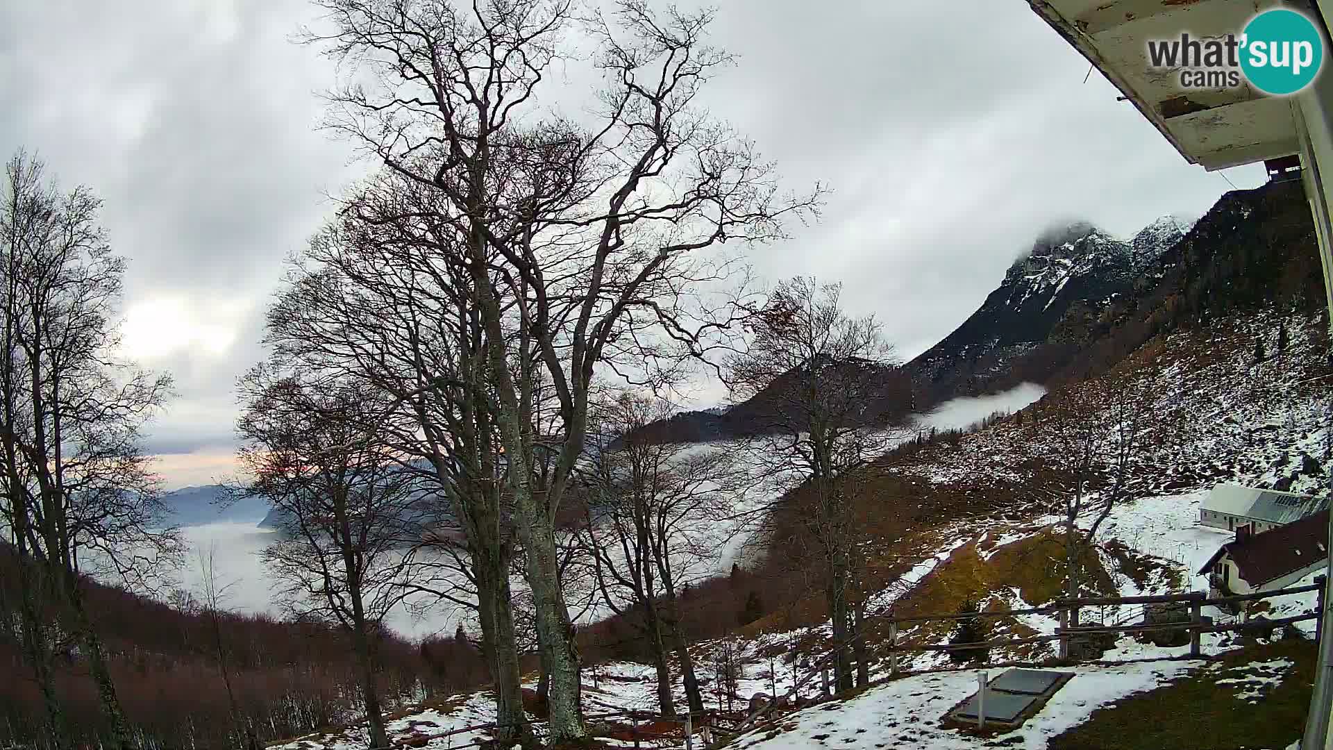 Koča na Planini Razor spletna kamera (1315) | Pogled na Tolminski Migovec