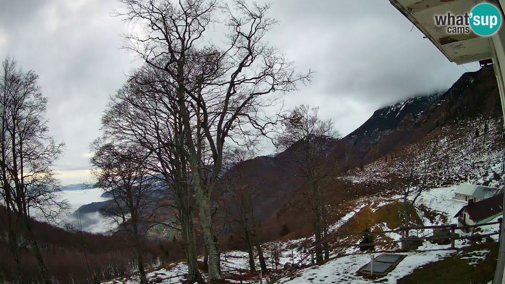 Cámara en vivo de la cabaña de montaña Planina Razor (1315) | vista hacia Tolminski Migovec