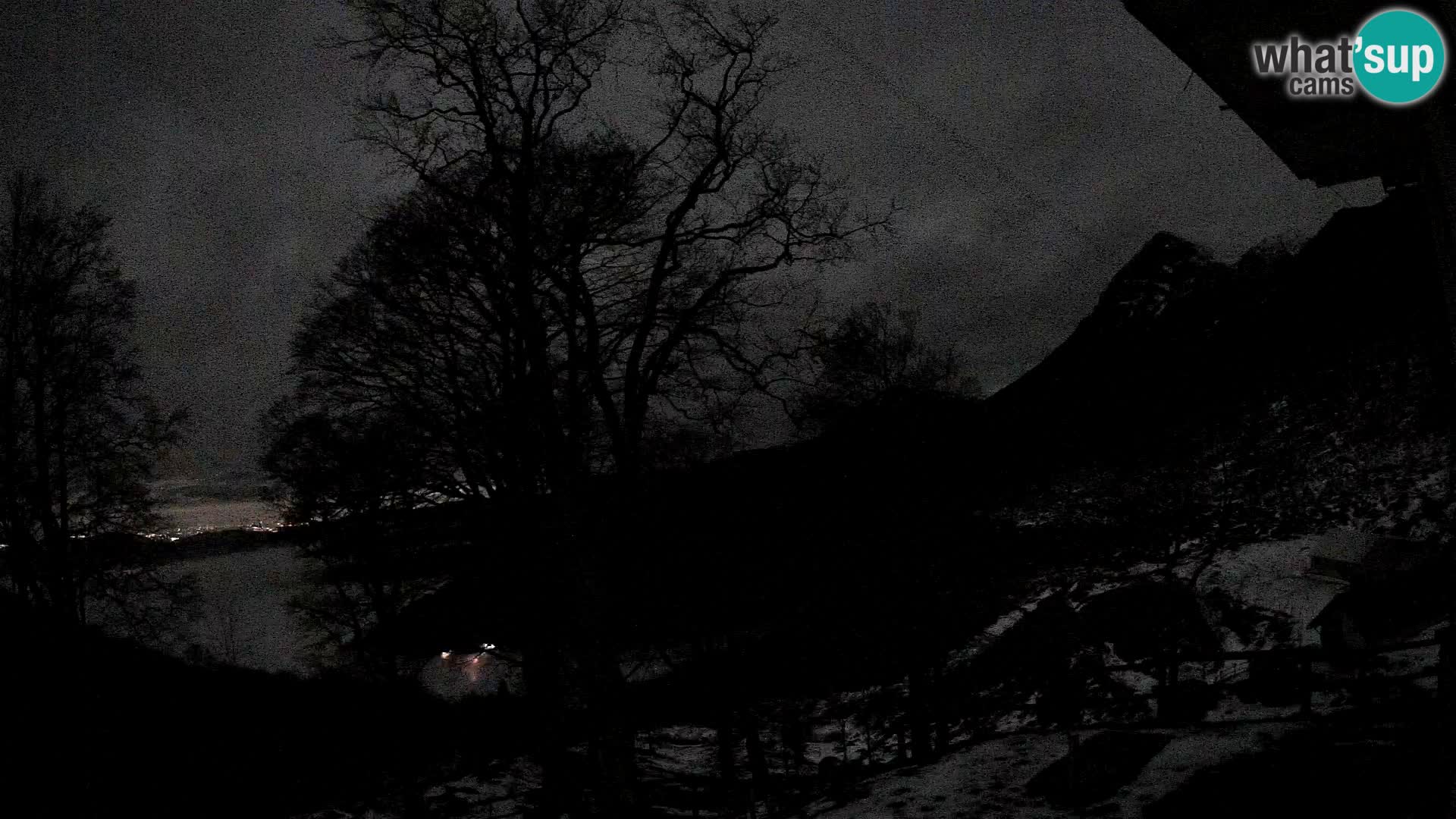 Cámara en vivo de la cabaña de montaña Planina Razor (1315) | vista hacia Tolminski Migovec