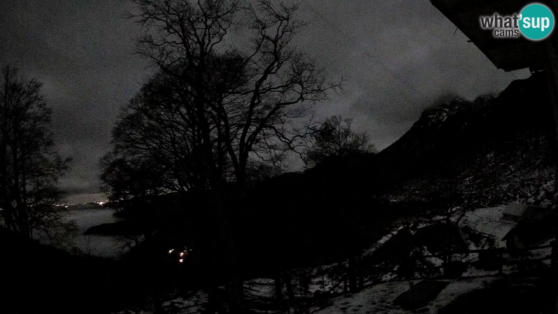 Cámara en vivo de la cabaña de montaña Planina Razor (1315) | vista hacia Tolminski Migovec