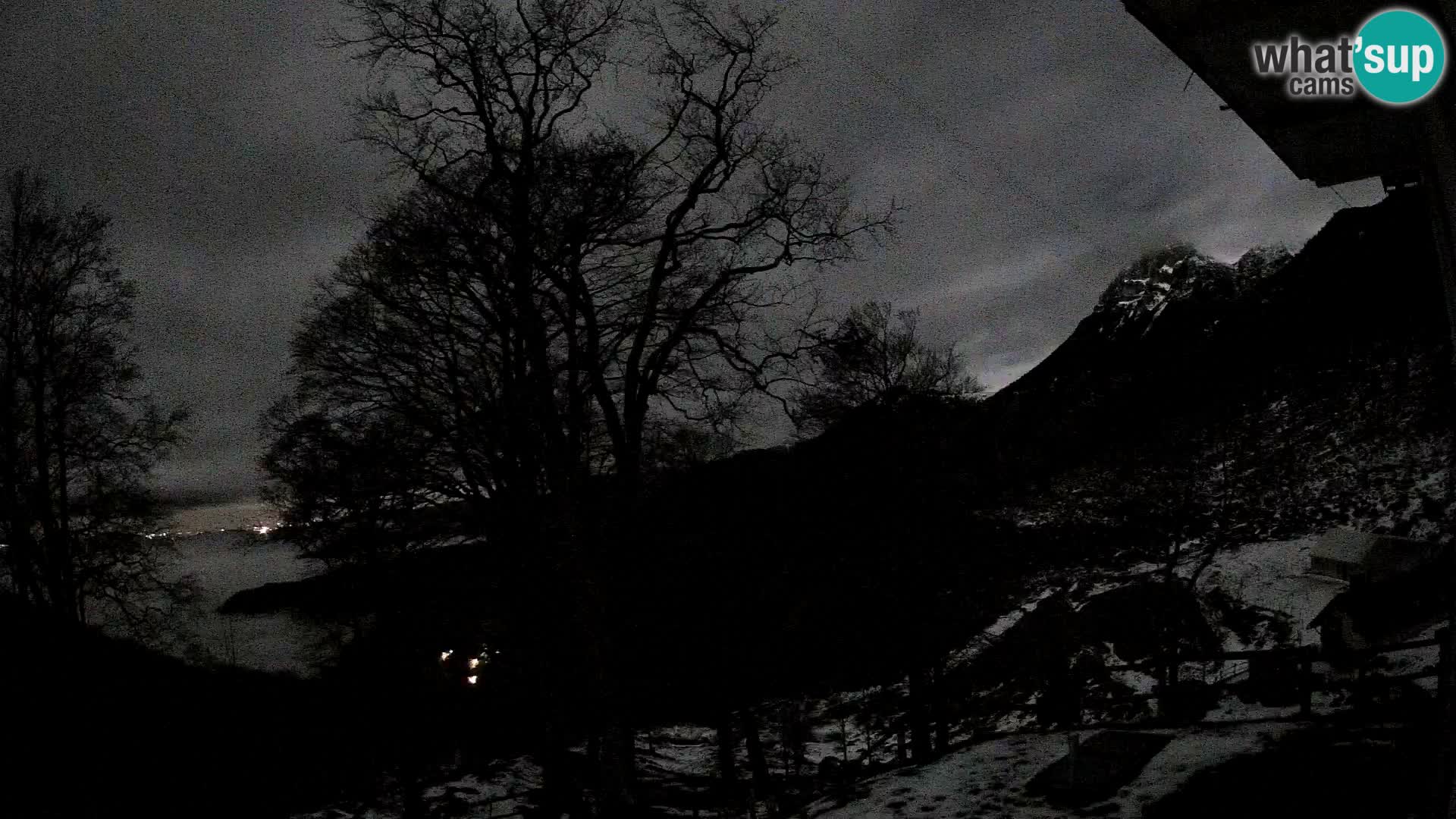 Koča na Planini Razor spletna kamera (1315) | Pogled na Tolminski Migovec