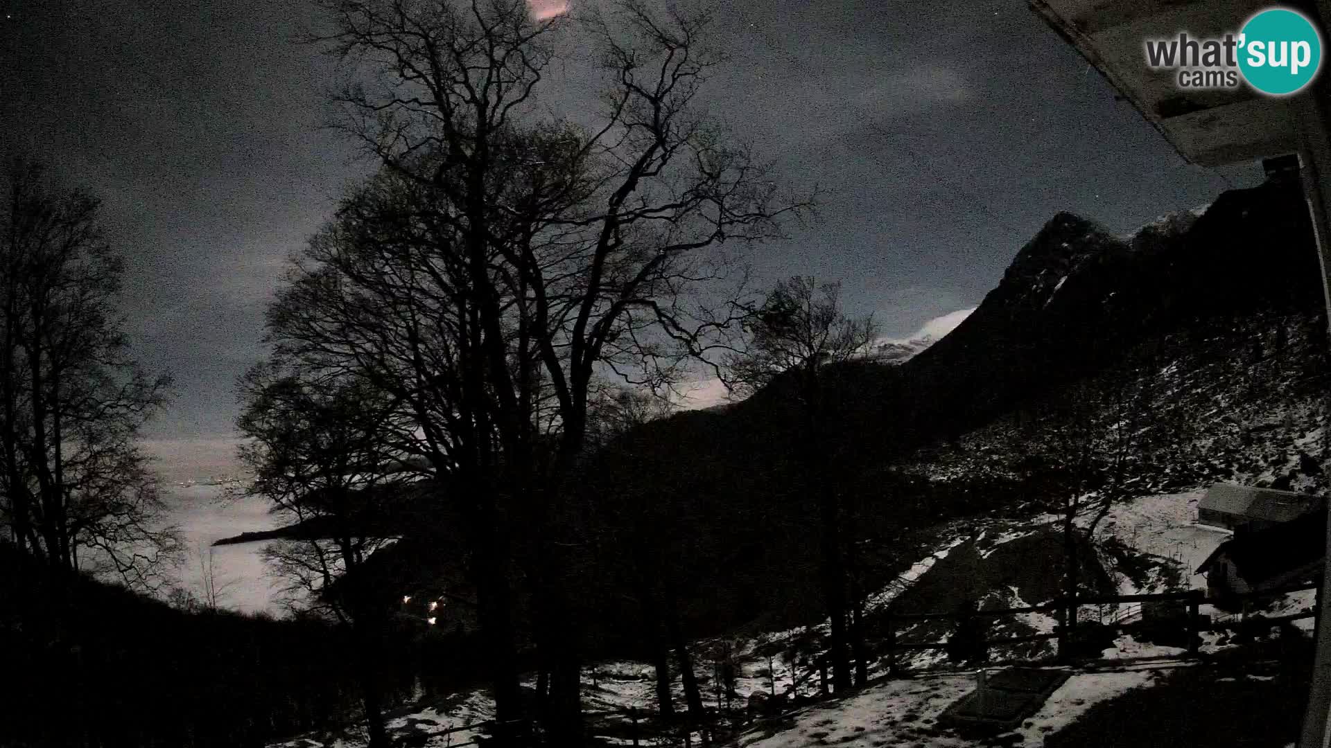 Cámara en vivo de la cabaña de montaña Planina Razor (1315) | vista hacia Tolminski Migovec