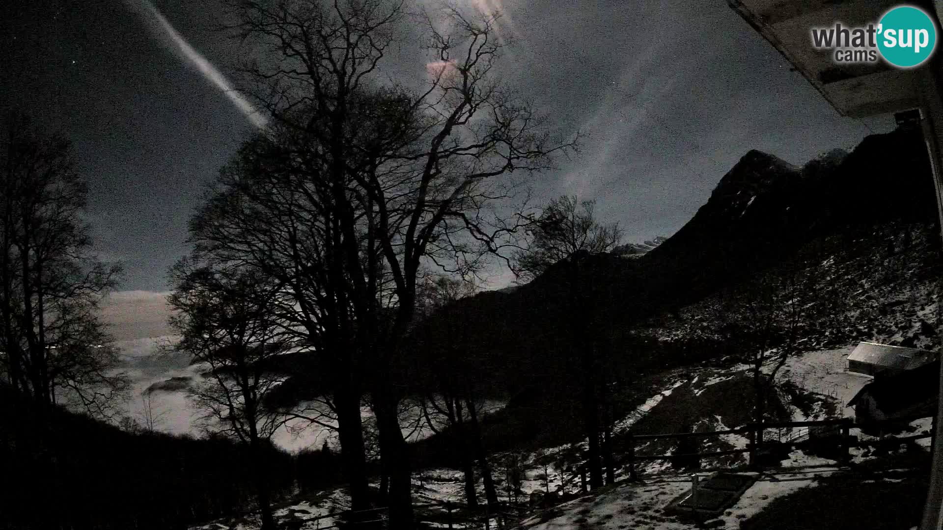 Cámara en vivo de la cabaña de montaña Planina Razor (1315) | vista hacia Tolminski Migovec