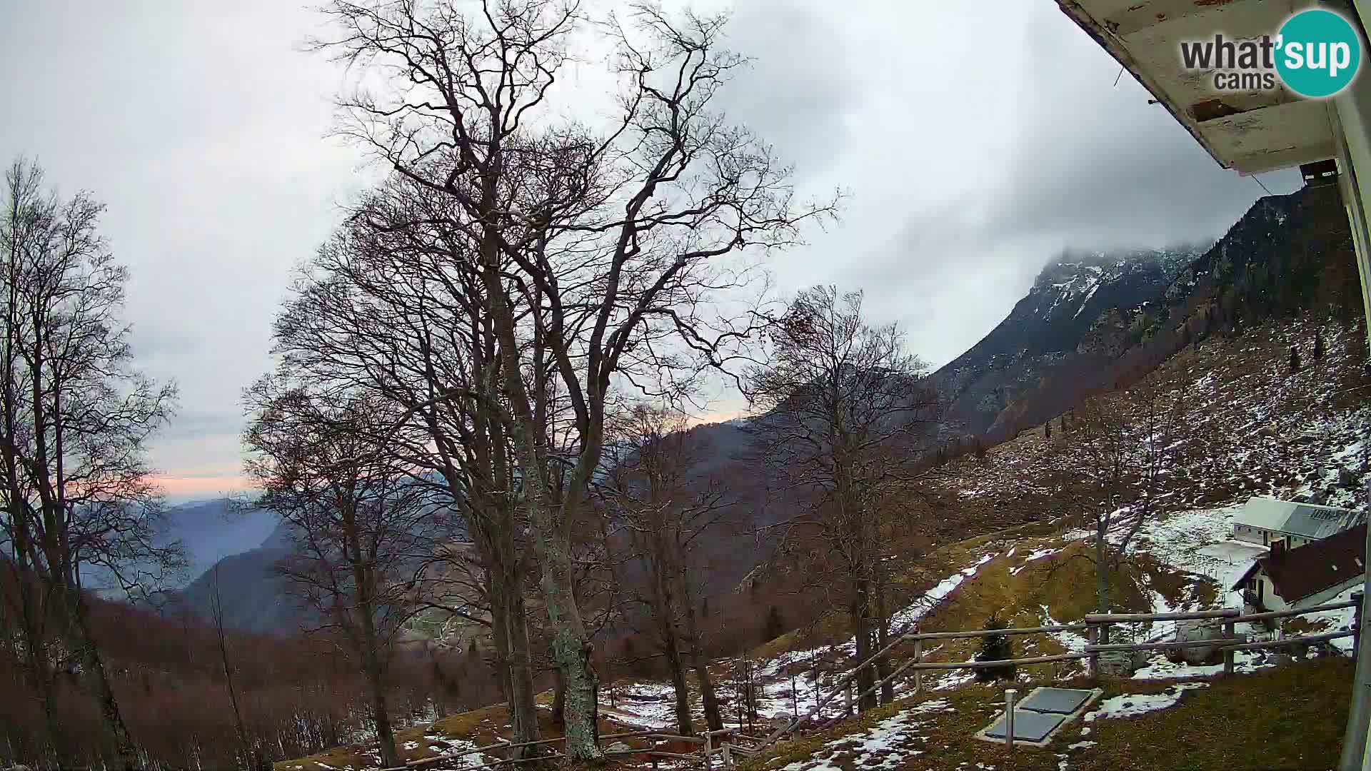 Koča na Planini Razor spletna kamera (1315) | Pogled na Tolminski Migovec