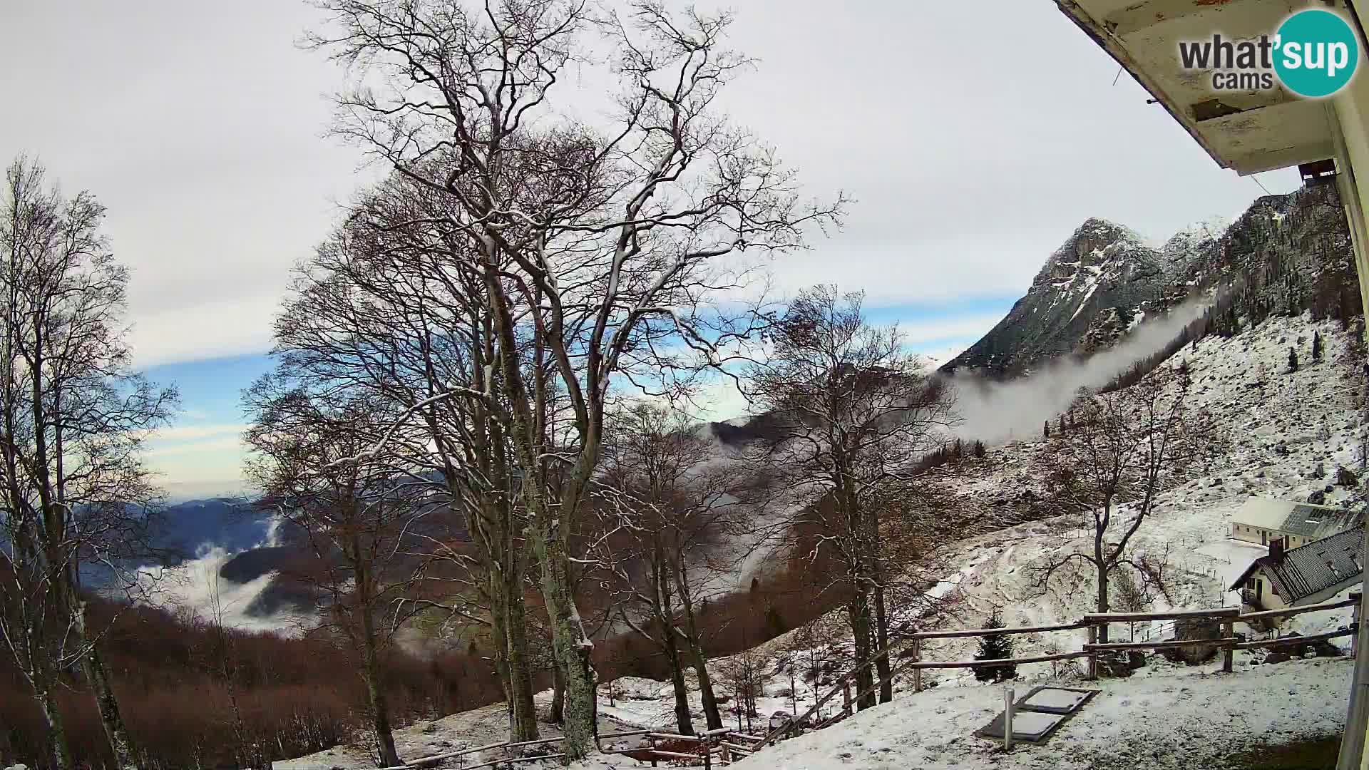 Cámara en vivo de la cabaña de montaña Planina Razor (1315) | vista hacia Tolminski Migovec