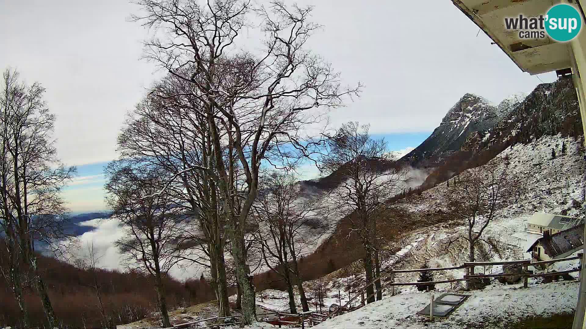 Cámara en vivo de la cabaña de montaña Planina Razor (1315) | vista hacia Tolminski Migovec
