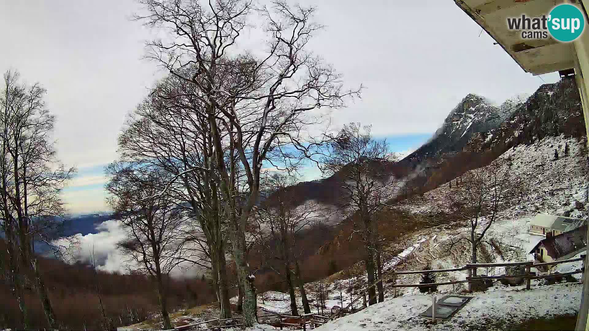 Cámara en vivo de la cabaña de montaña Planina Razor (1315) | vista hacia Tolminski Migovec