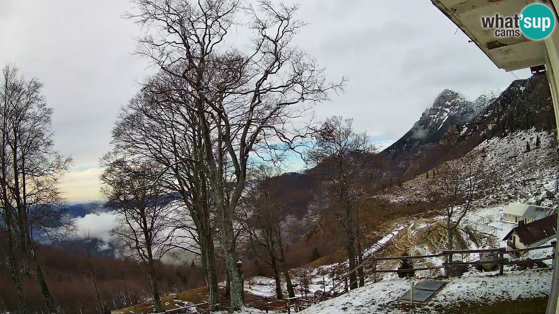 Cámara en vivo de la cabaña de montaña Planina Razor (1315) | vista hacia Tolminski Migovec