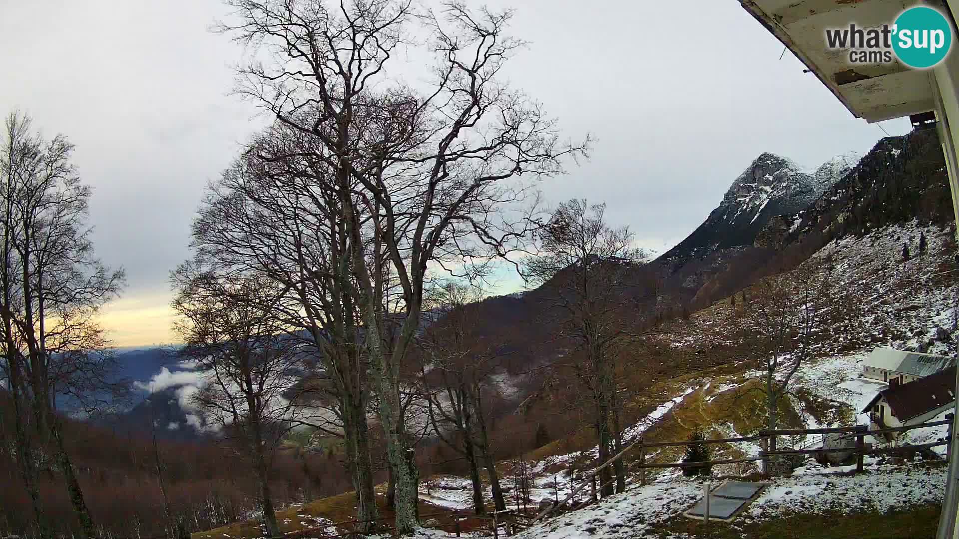 Koča na Planini Razor spletna kamera (1315) | Pogled na Tolminski Migovec