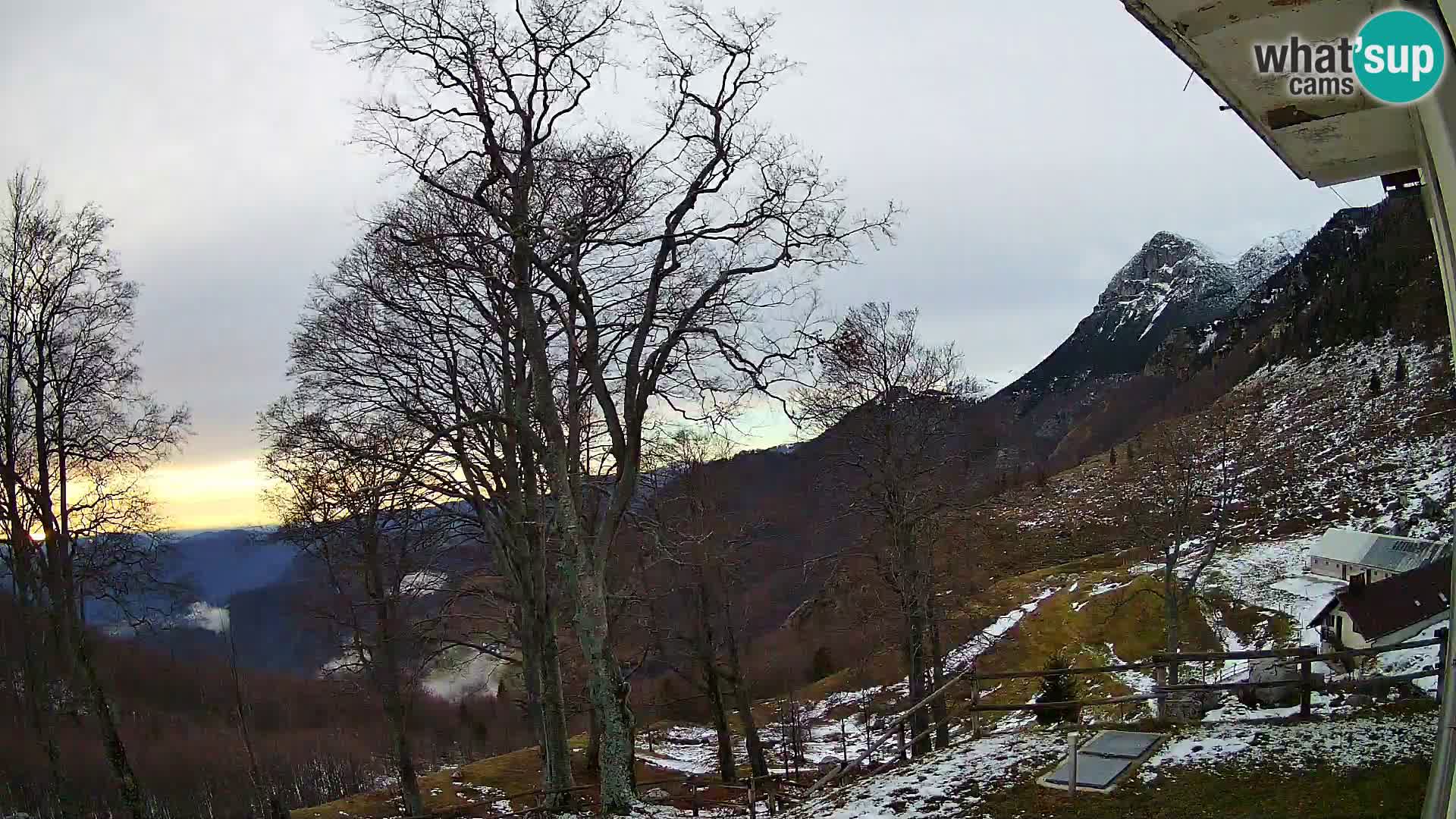 Cámara en vivo de la cabaña de montaña Planina Razor (1315) | vista hacia Tolminski Migovec