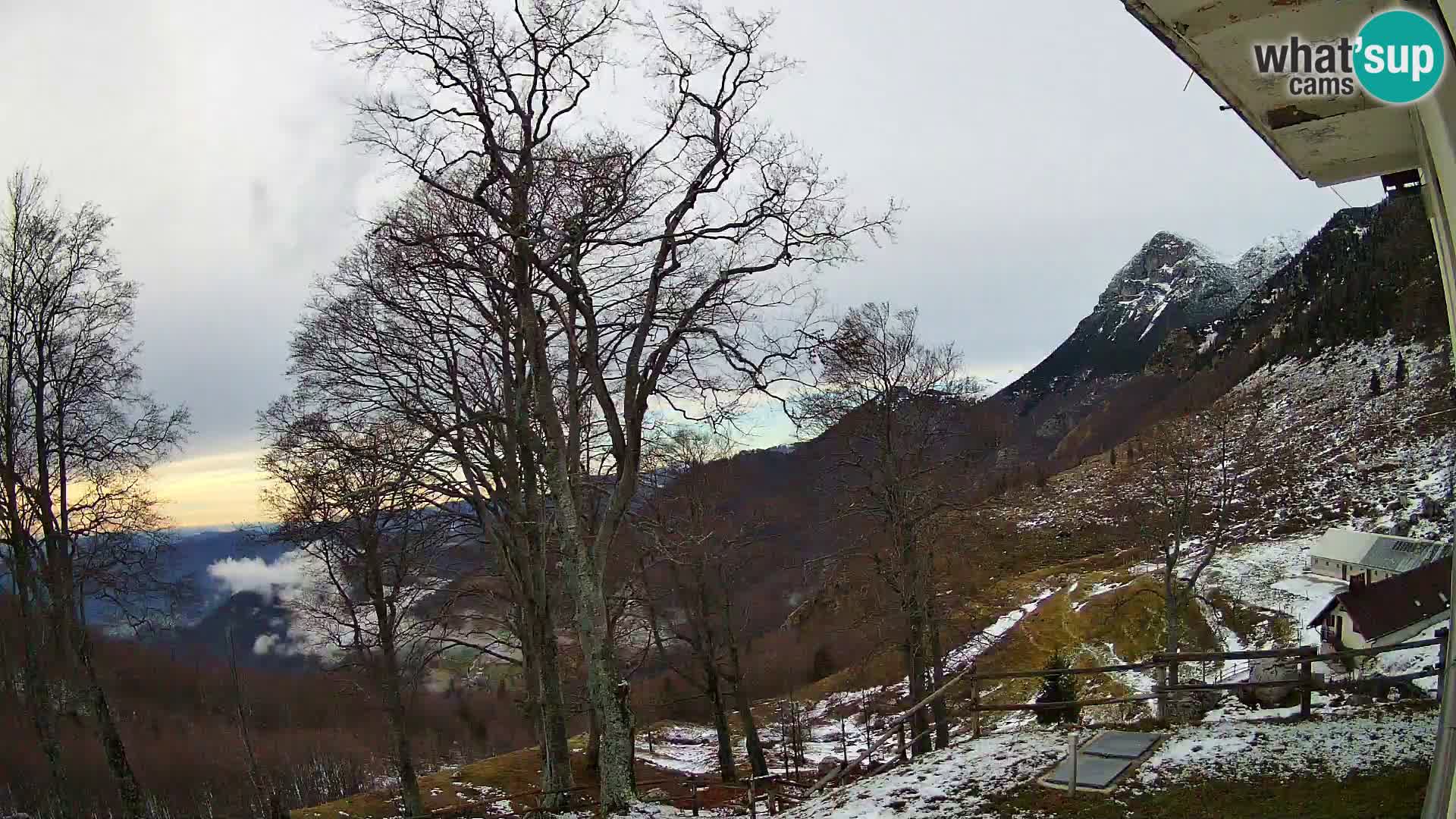 Baita di montagna Planina Razor webcam (1315) | vista su Tolminski Migovec