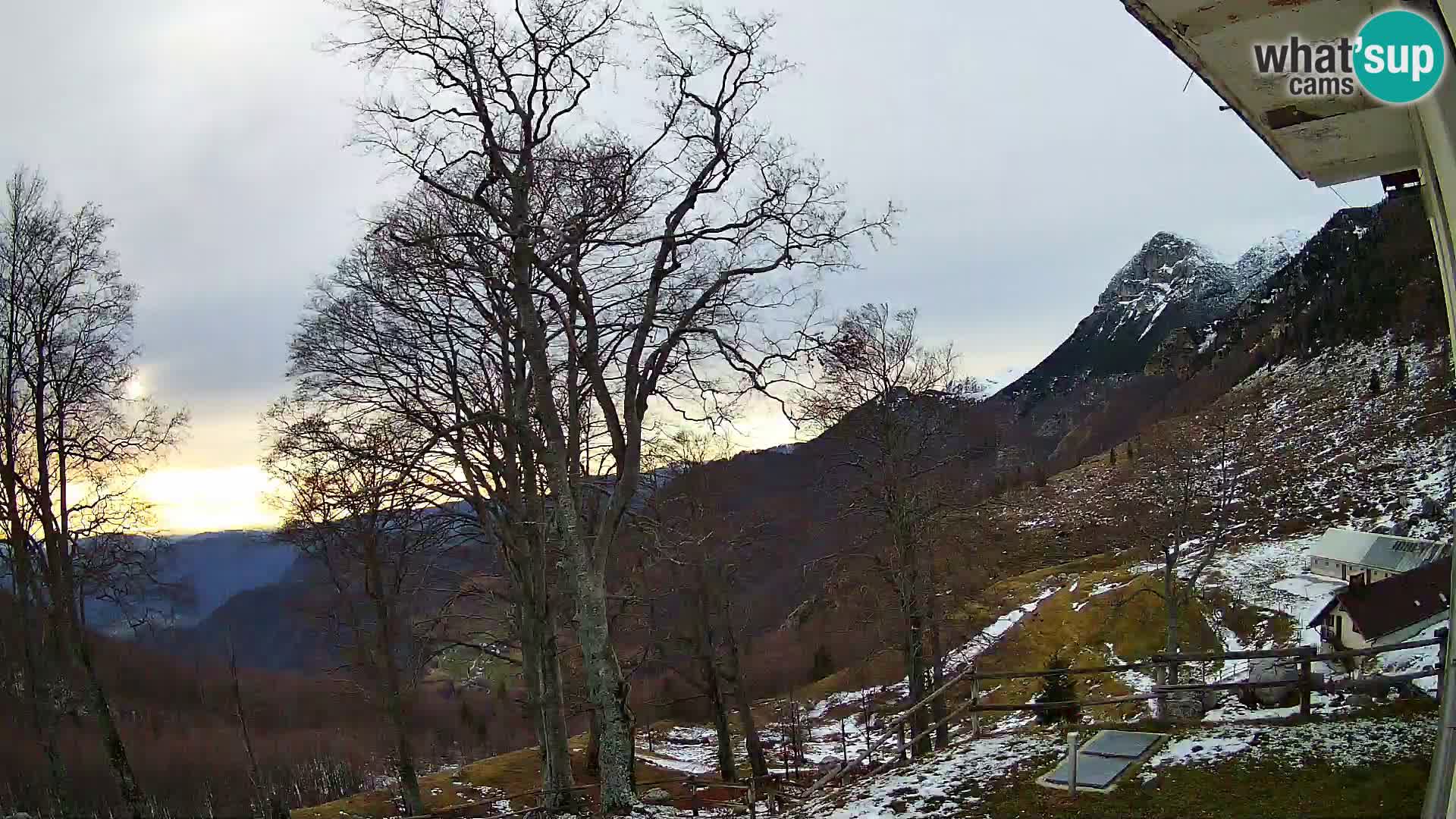 Planina Razor Bergütte Webcam (1315) | Blick auf Tolminski Migovec