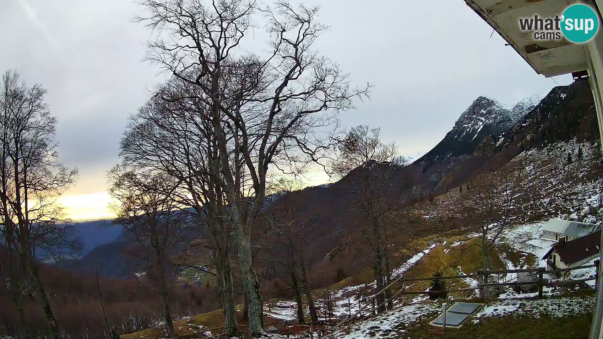 Baita di montagna Planina Razor webcam (1315) | vista su Tolminski Migovec
