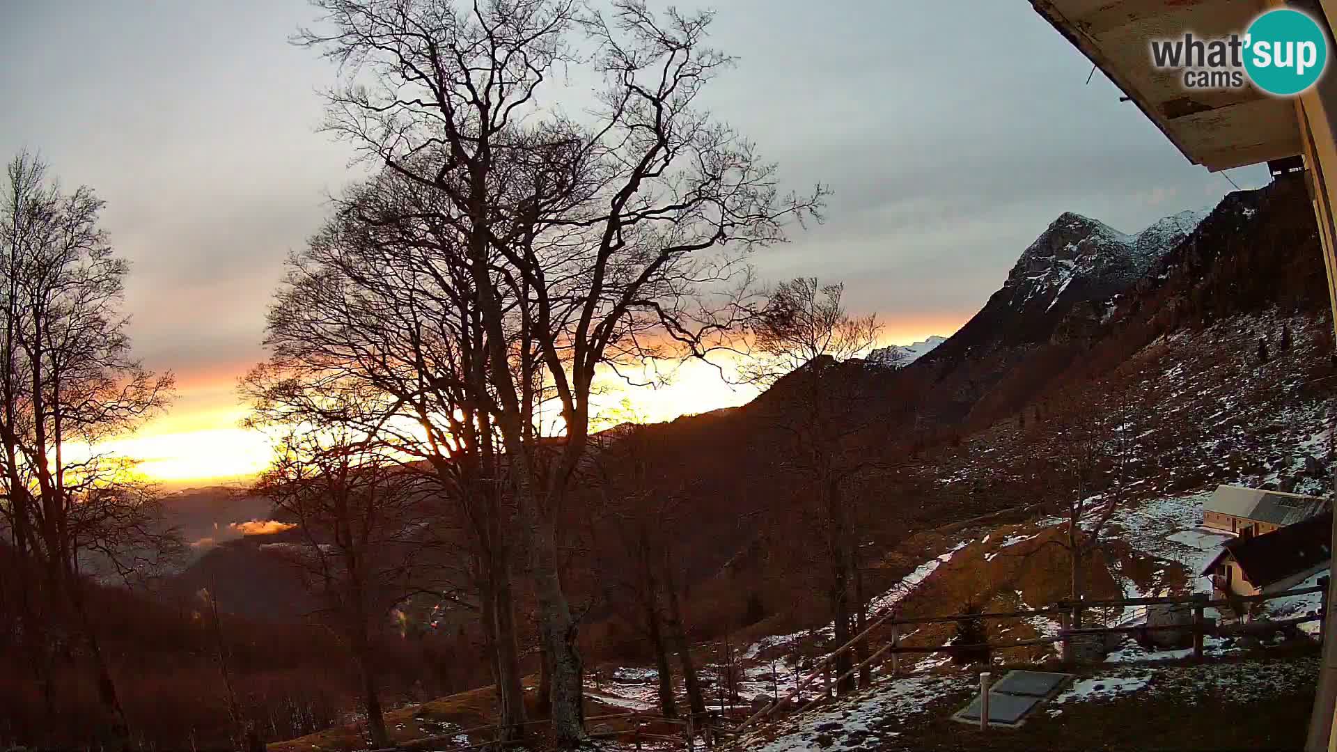 Cámara en vivo de la cabaña de montaña Planina Razor (1315) | vista hacia Tolminski Migovec