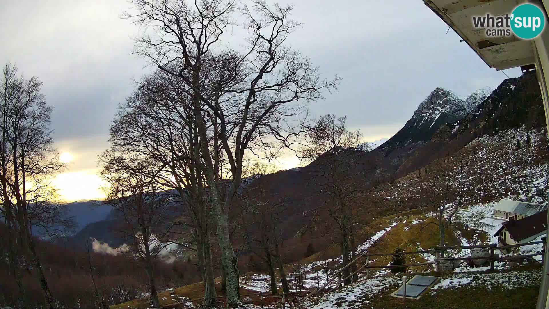 Koča na Planini Razor spletna kamera (1315) | Pogled na Tolminski Migovec